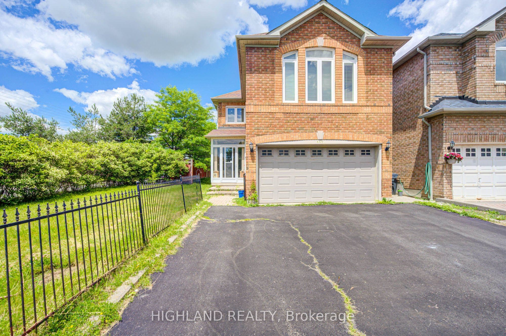 Unit Upper Level 5327 Landsborough Avenue photo 1