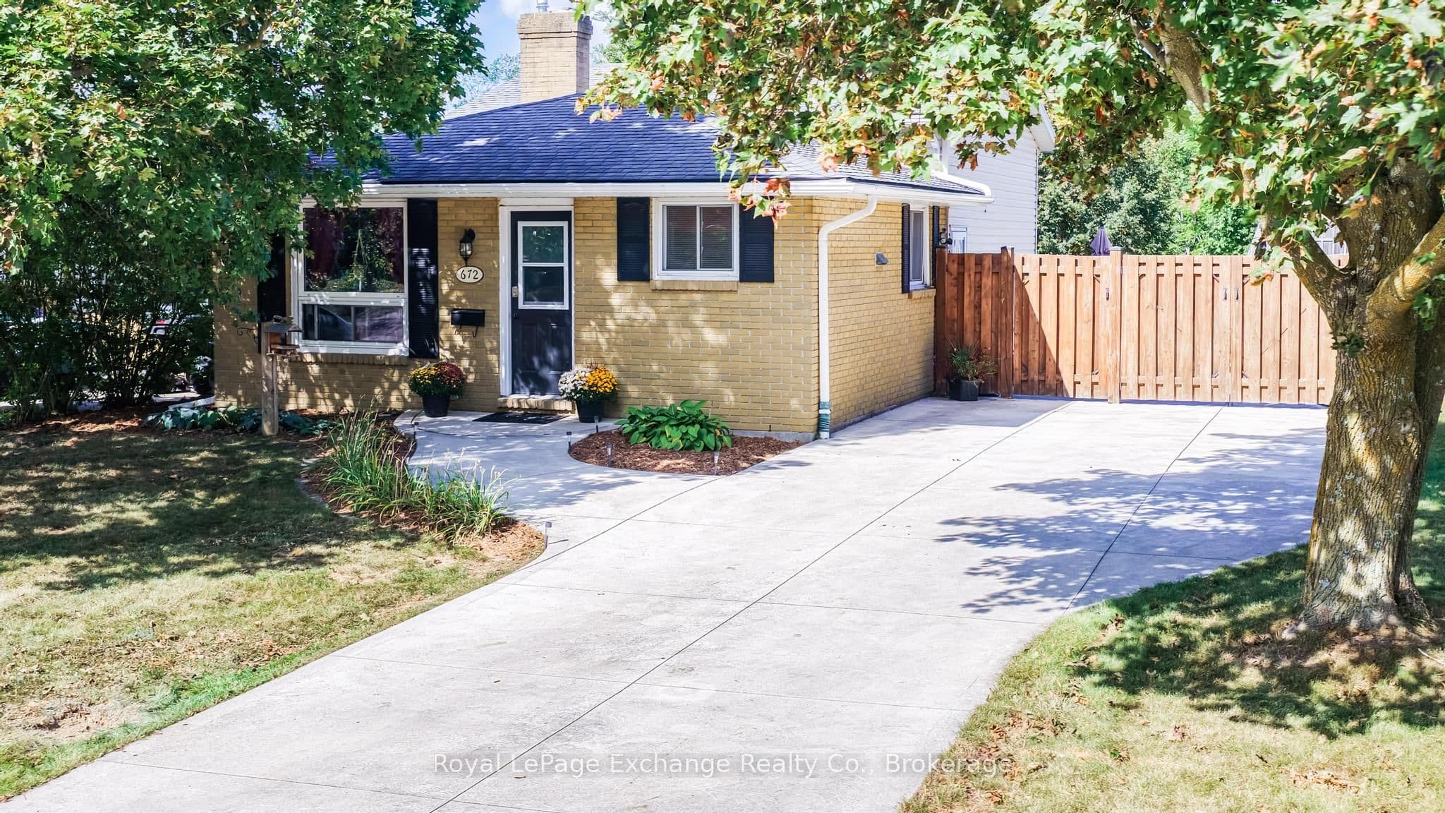672 Palmateer Drive photo 1
