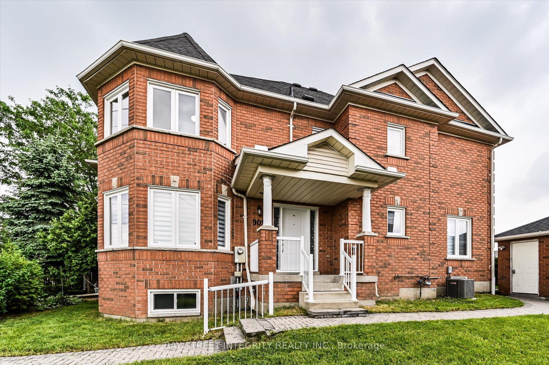 9096 Dufferin Street photo 1