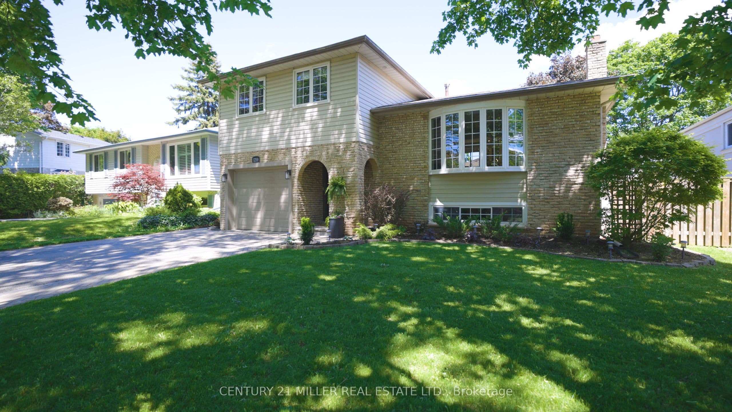 1259 Richards Crescent photo 1