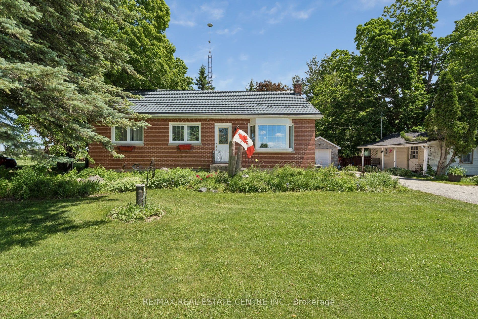 871 Penetanguishene Road photo 1