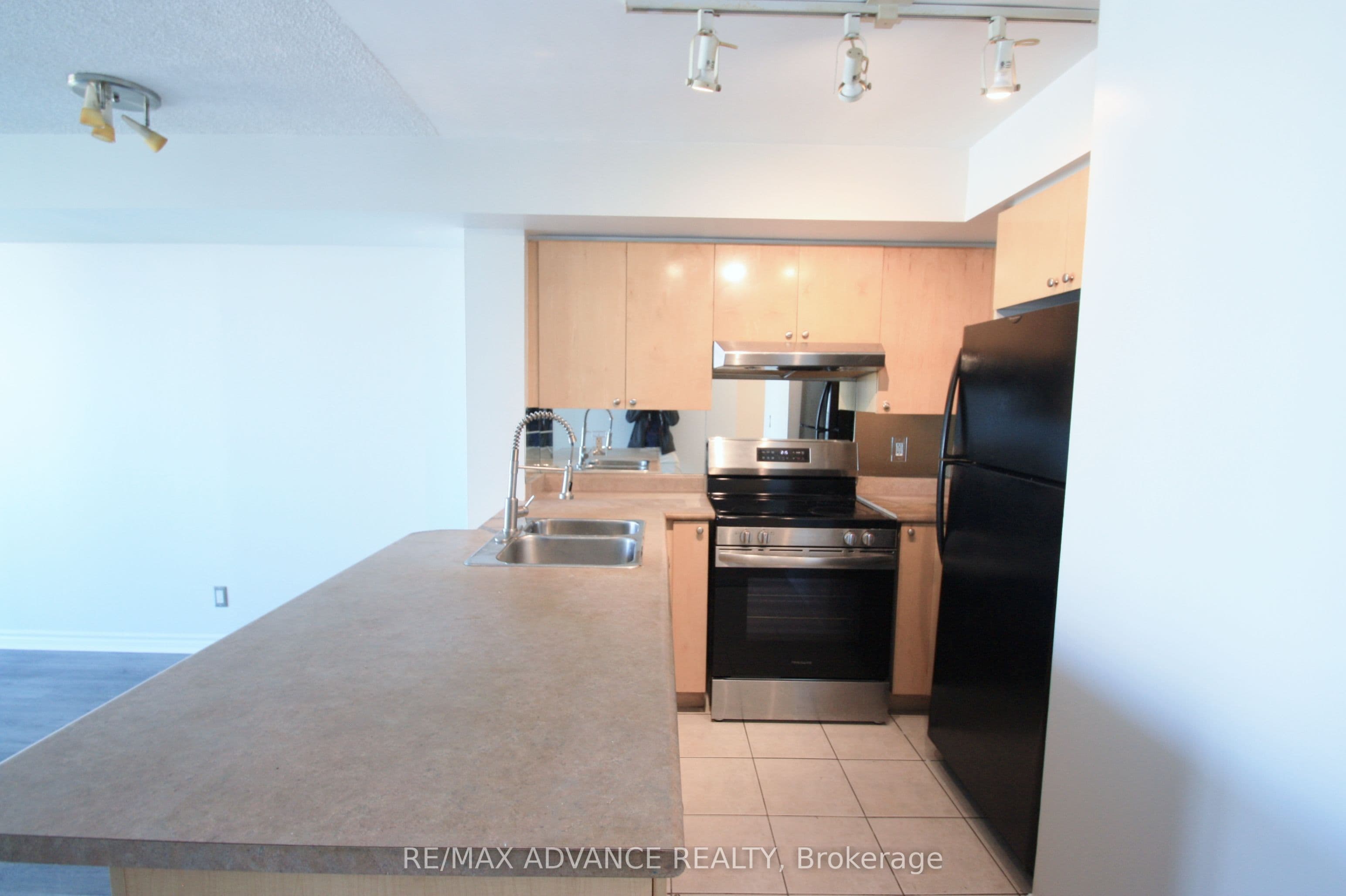 Unit 1601 1 Elm Drive photo 1