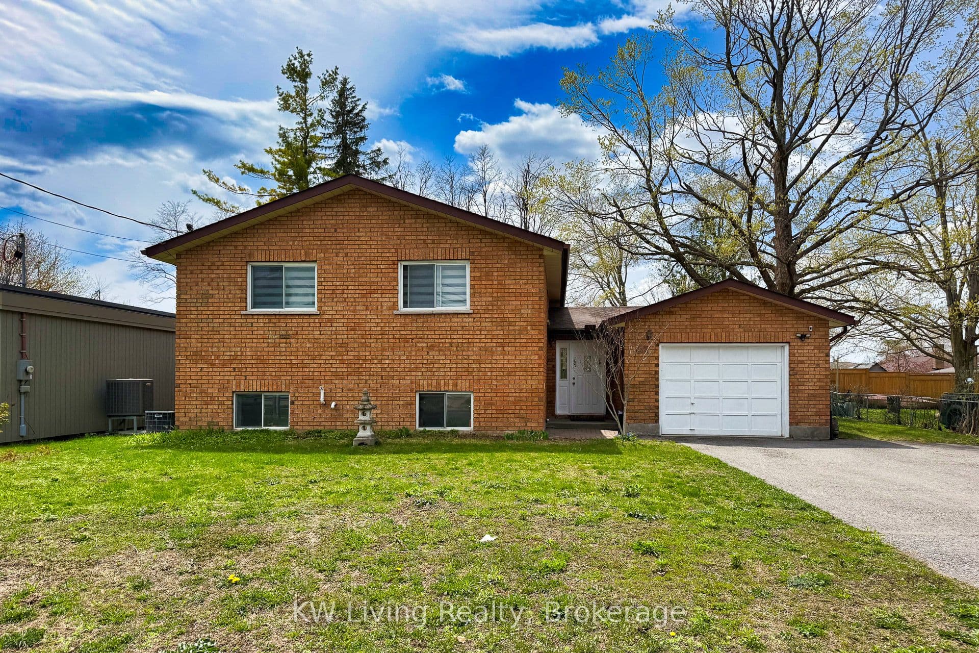 833 Fairbairn Street photo 1