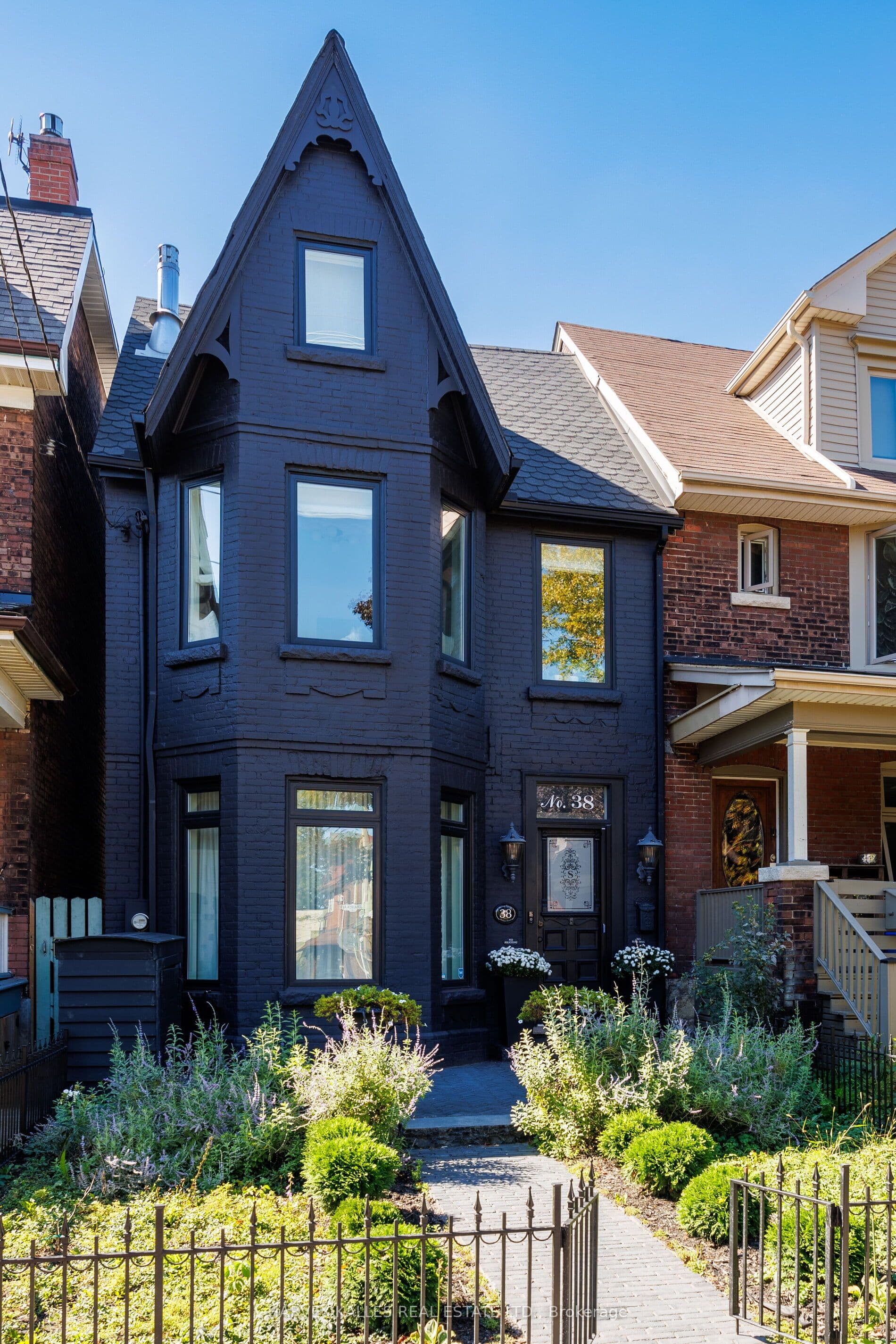 38 Sorauren Avenue photo 1