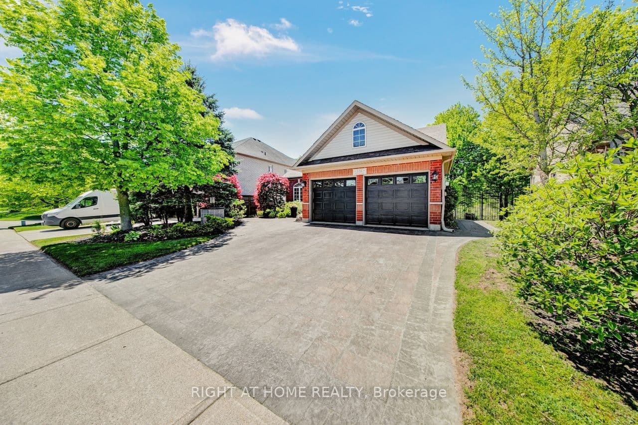 126 Moore Crescent photo 1
