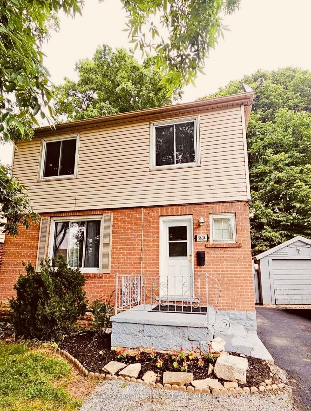 Unit Upper 5634 Drummond Road photo 1