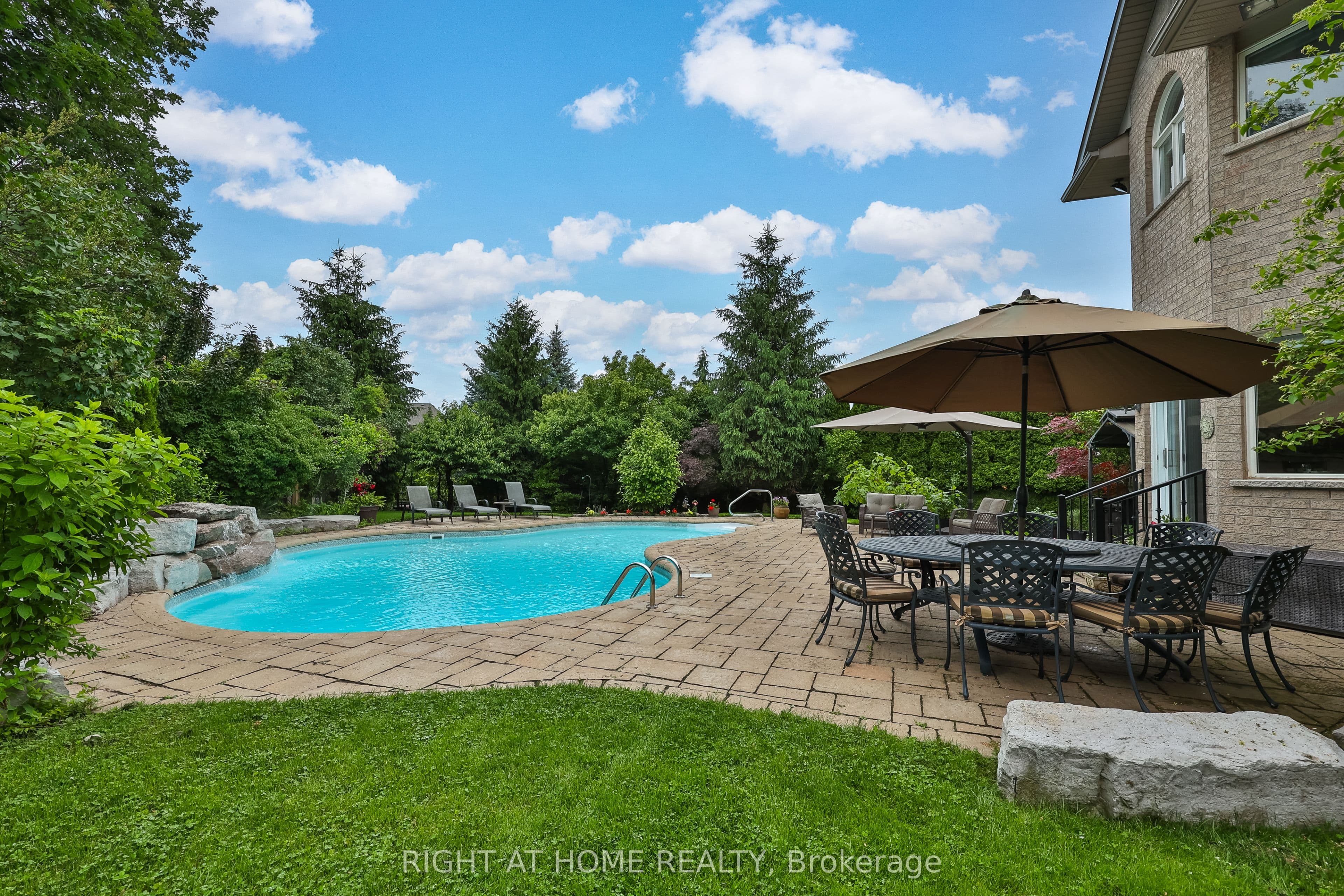 2275 Whitecliffe Way photo 1