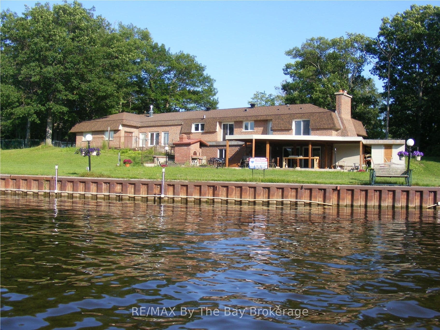 10 Edgewater Road photo 1