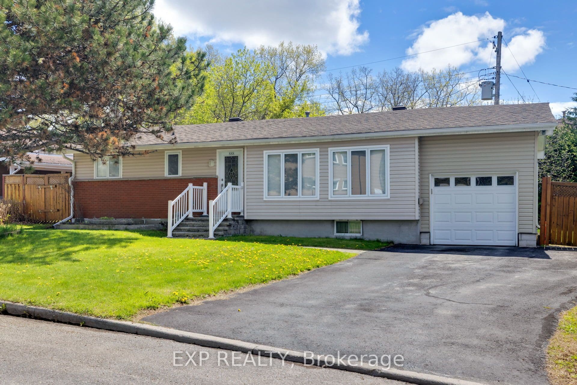 888 CHARLESWOOD Avenue photo 1