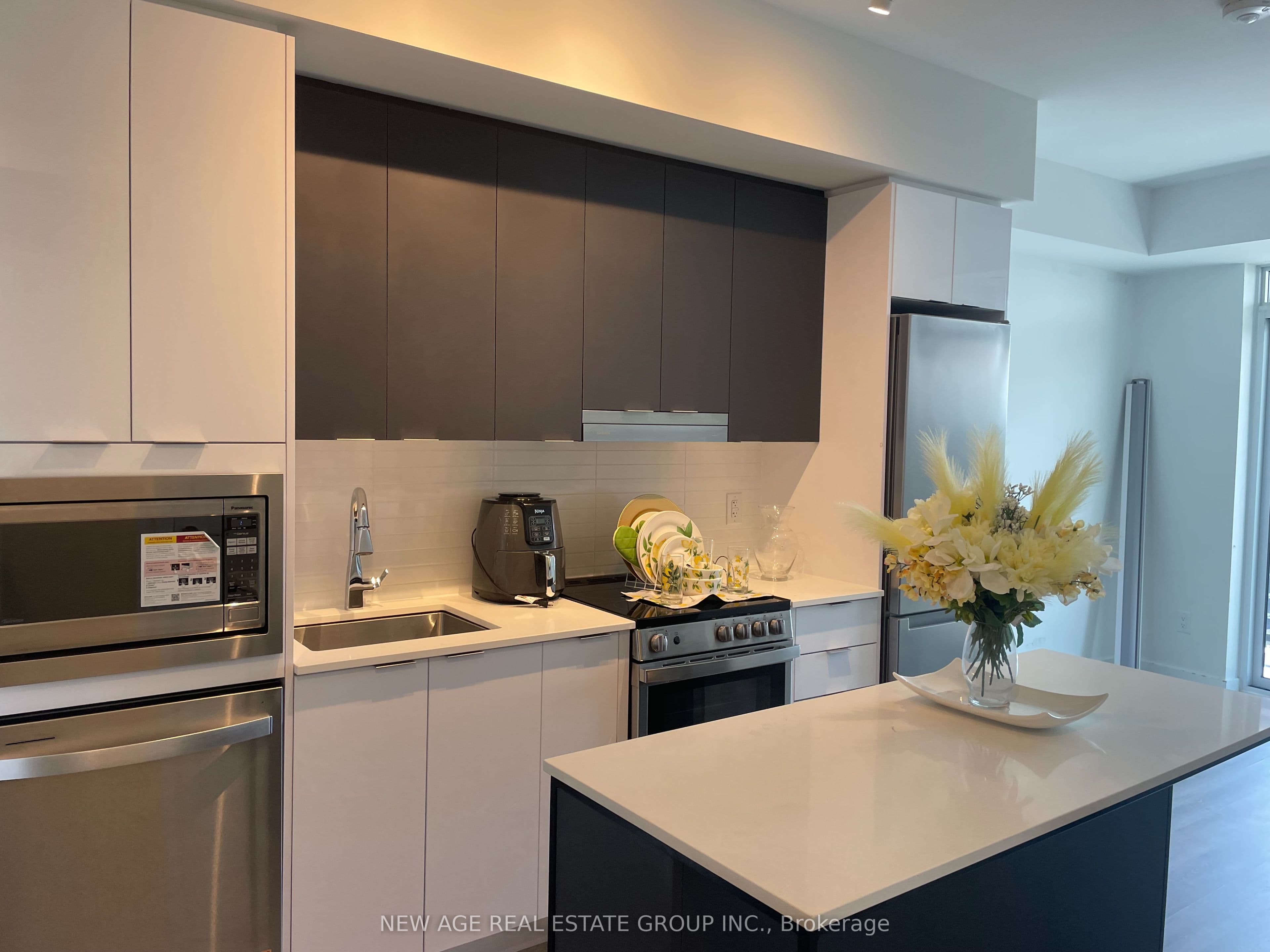 Unit 2107 5105 HURONTARIO ST Street photo 1