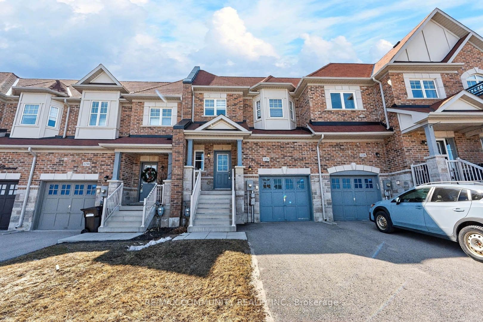 1228 Peelar Crescent photo 1