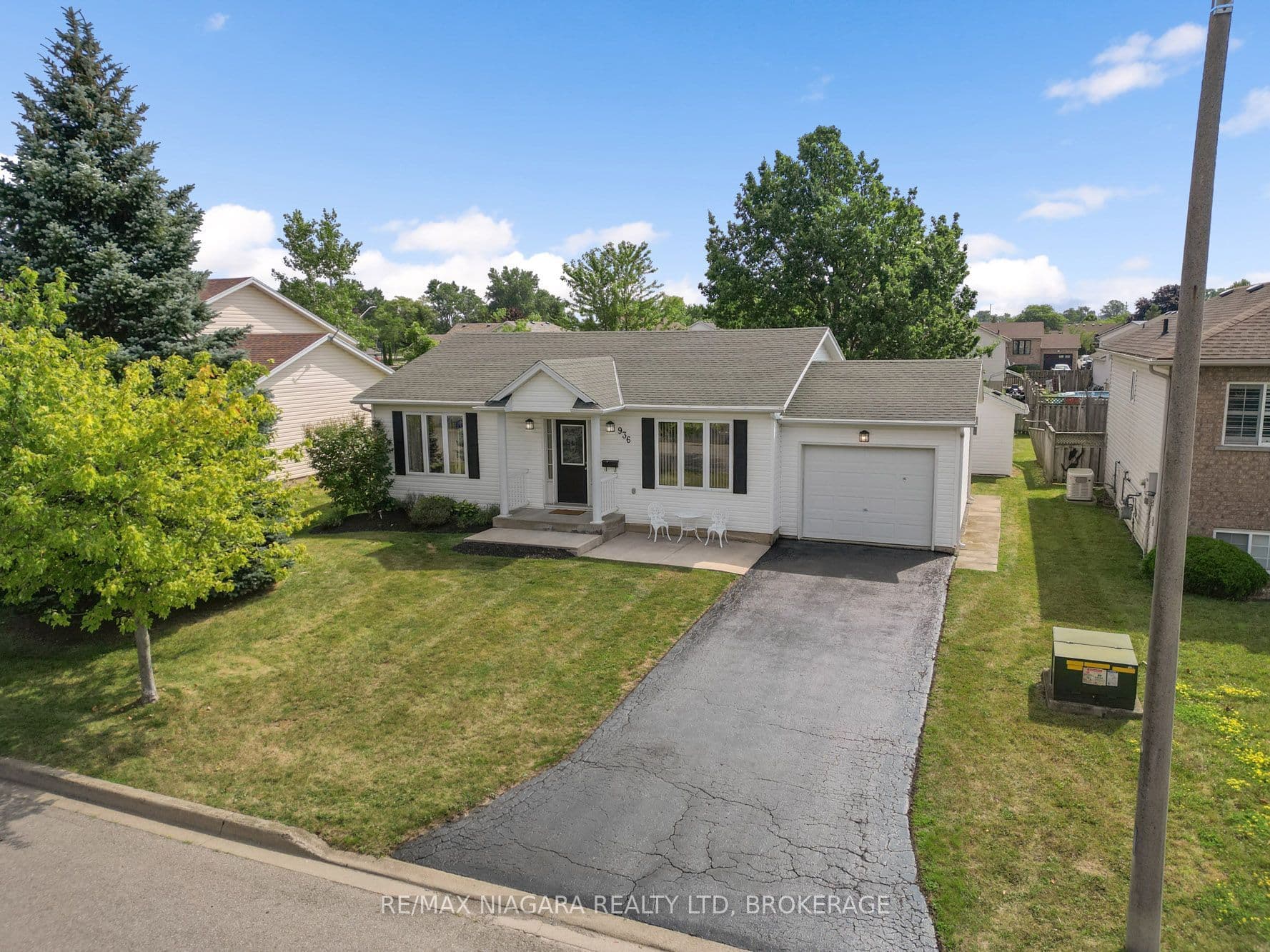 936 Colette Road photo 1