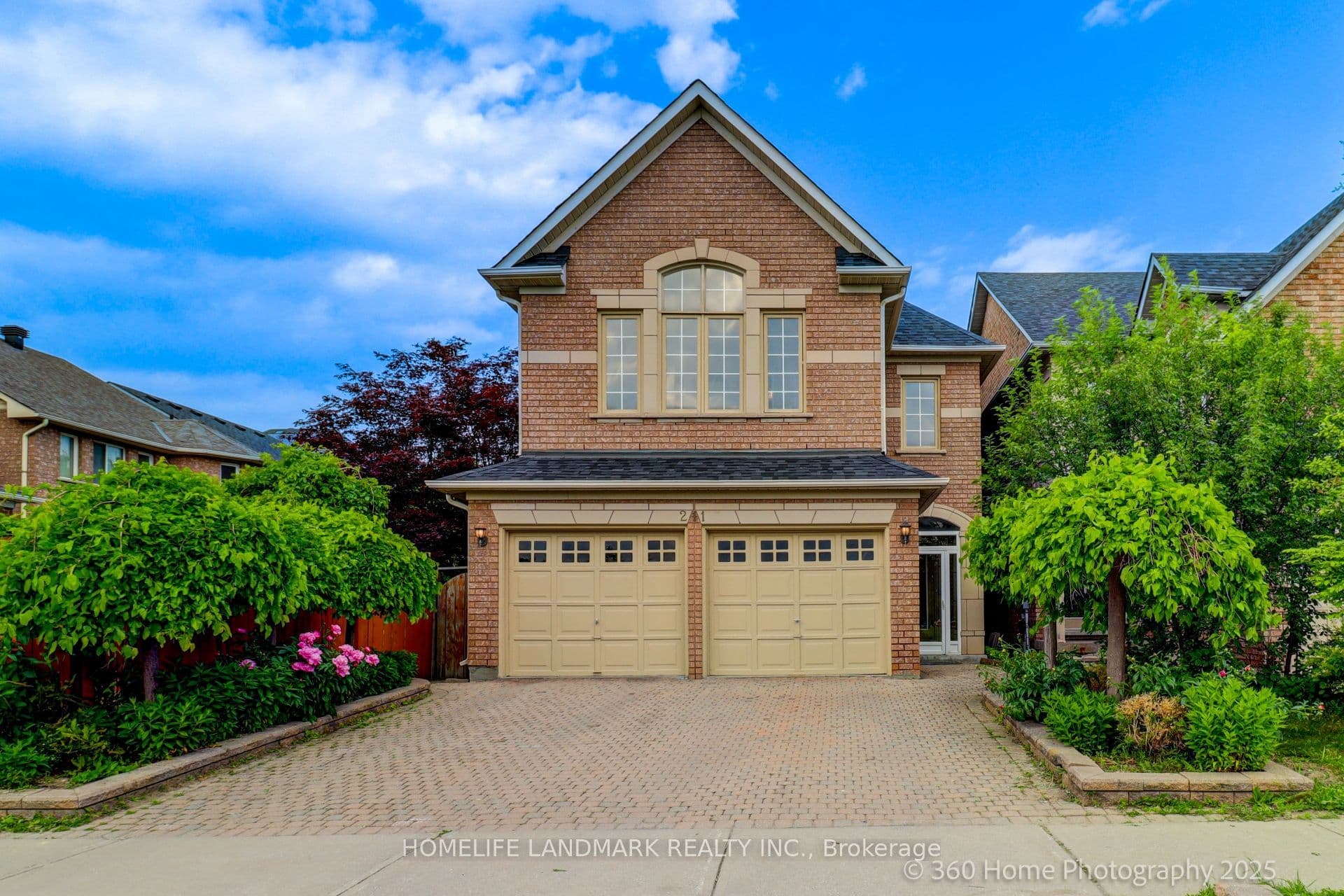 211 Frank Endean Road photo 1