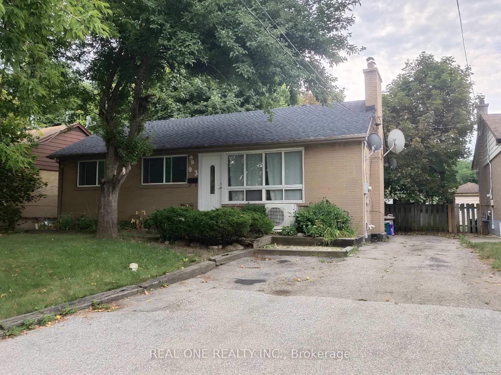 Unit Bsmt 93 Cartier Crescent photo 1