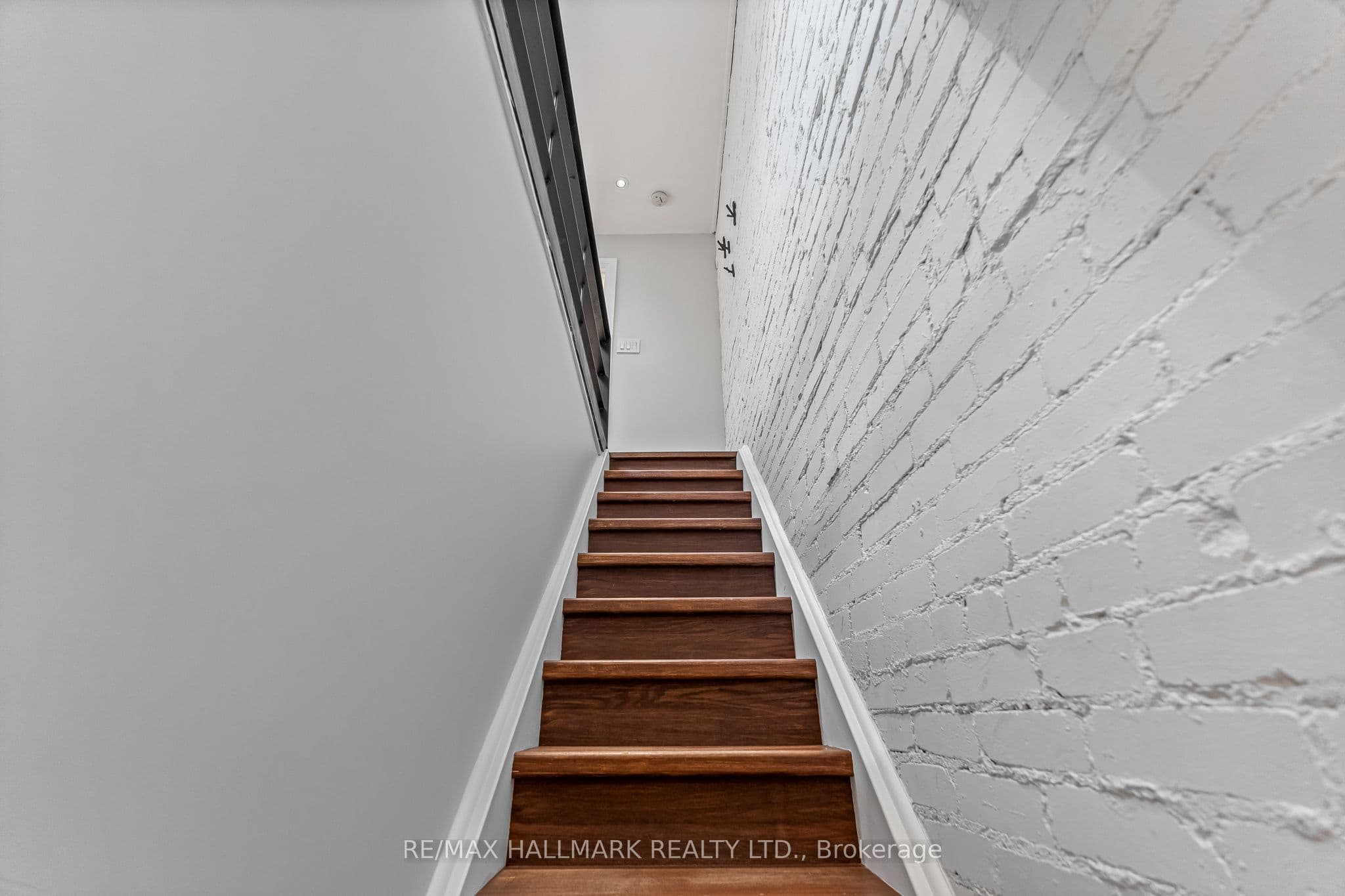 Unit Upper 229 Kingston Road photo 1