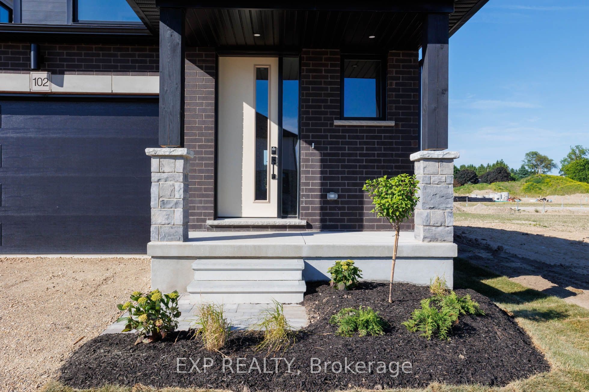102 Thackeray Way photo 1