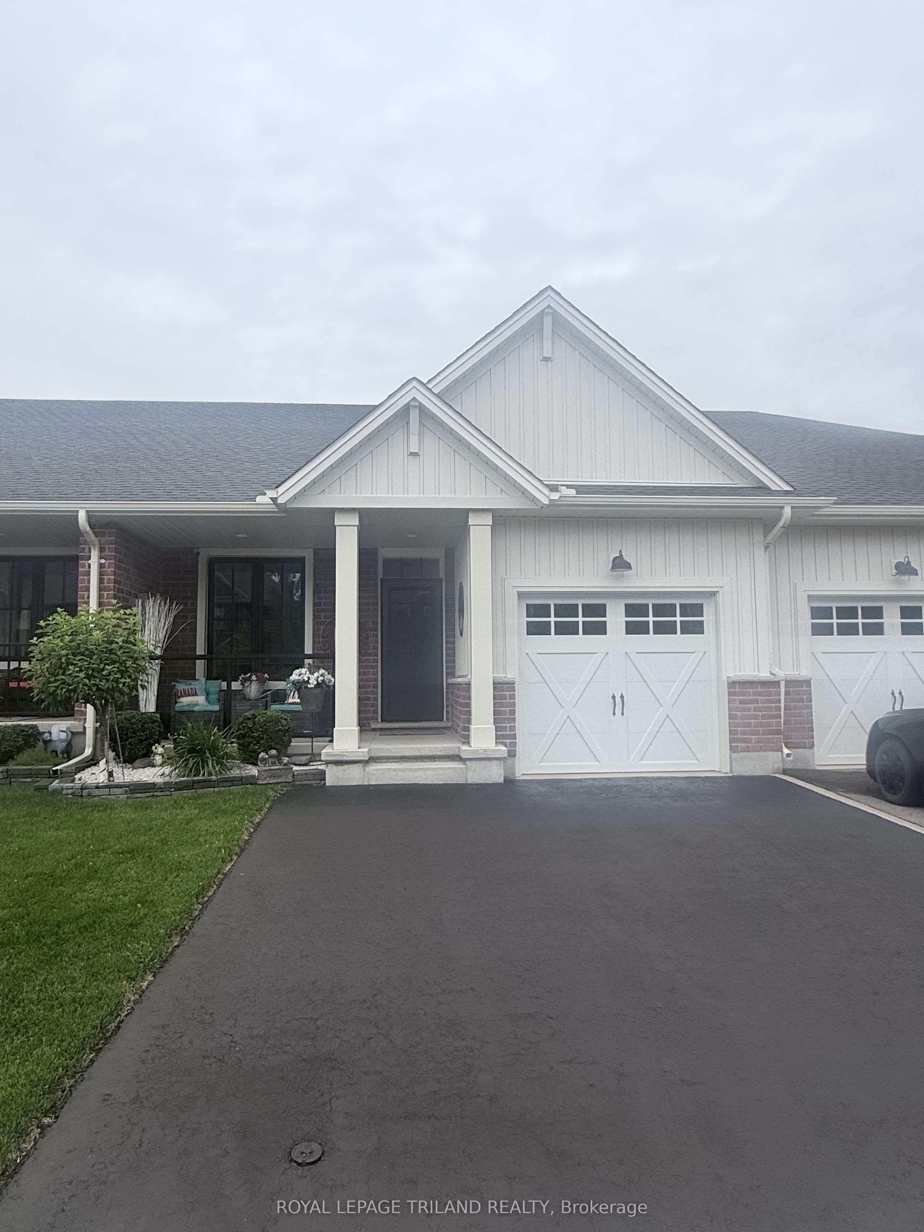32 Charter Creek Court photo 1