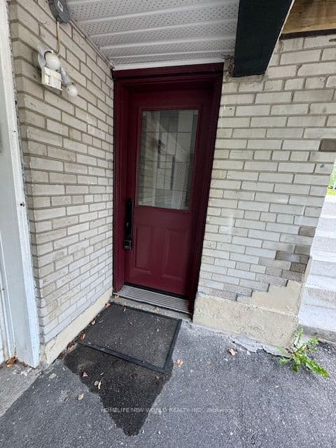Unit Basement 20 Castlebury Crescent photo 1