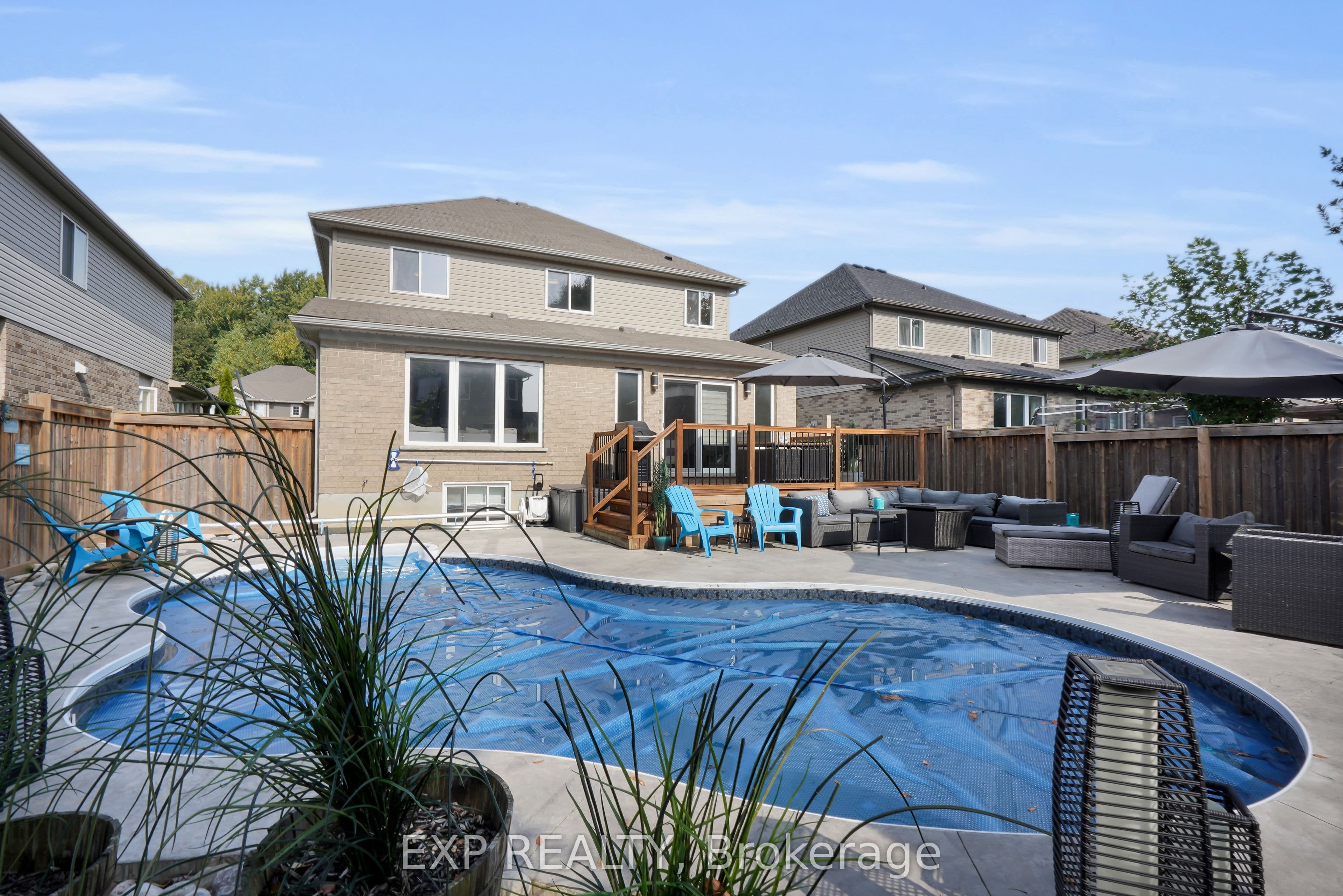 919 FOXCREEK Road photo 1