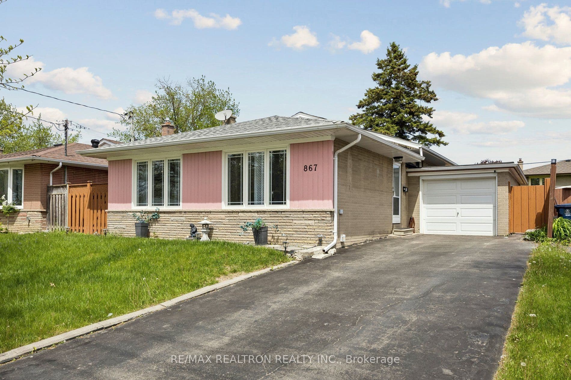 867 Scarborough Golf Clu Road photo 1