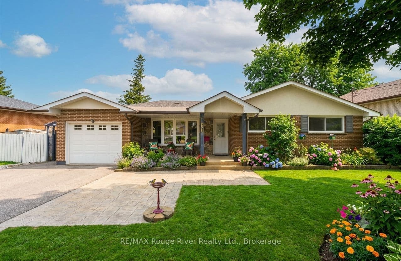 98 Applewood Crescent photo 1