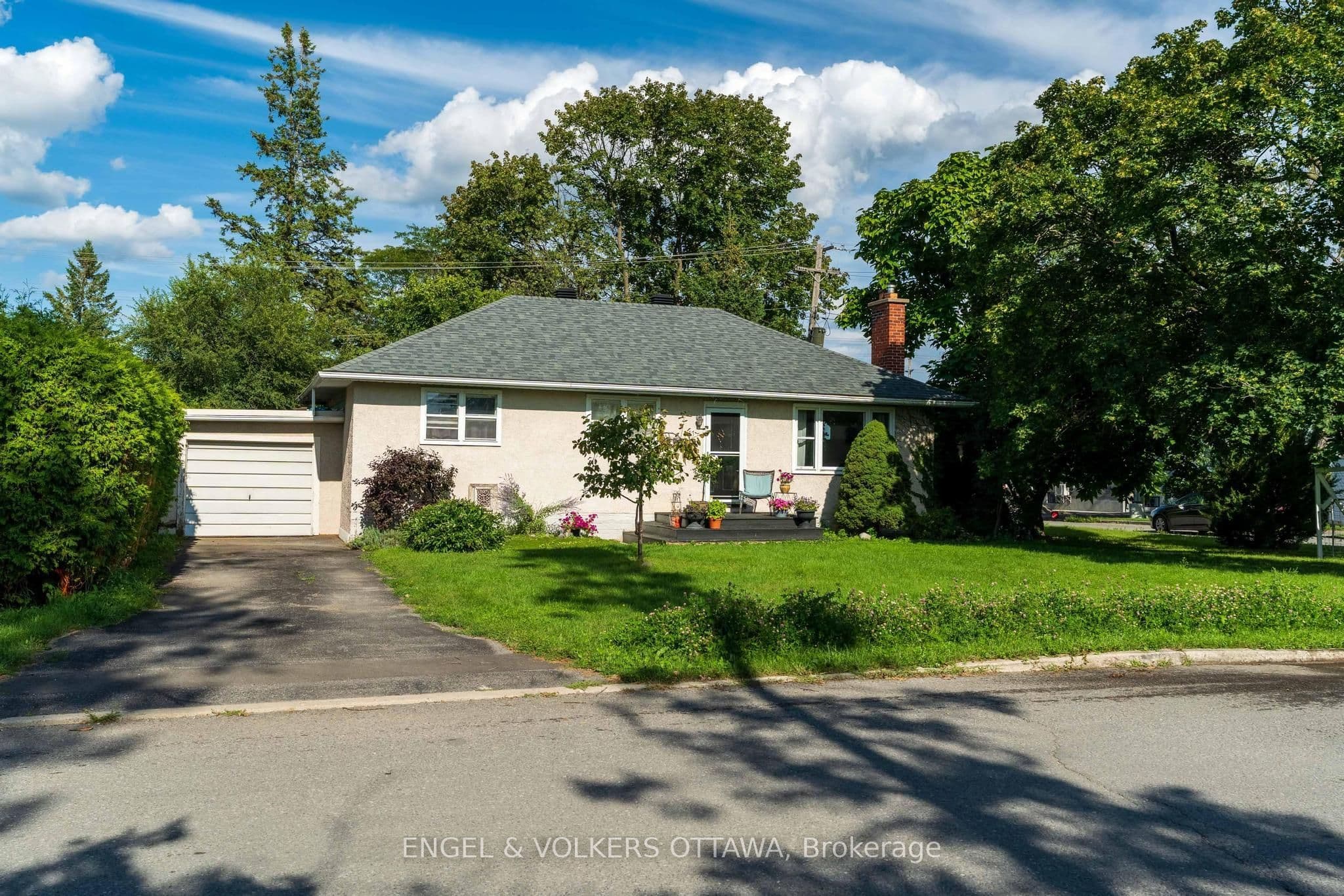 11 Hilliard Avenue photo 1