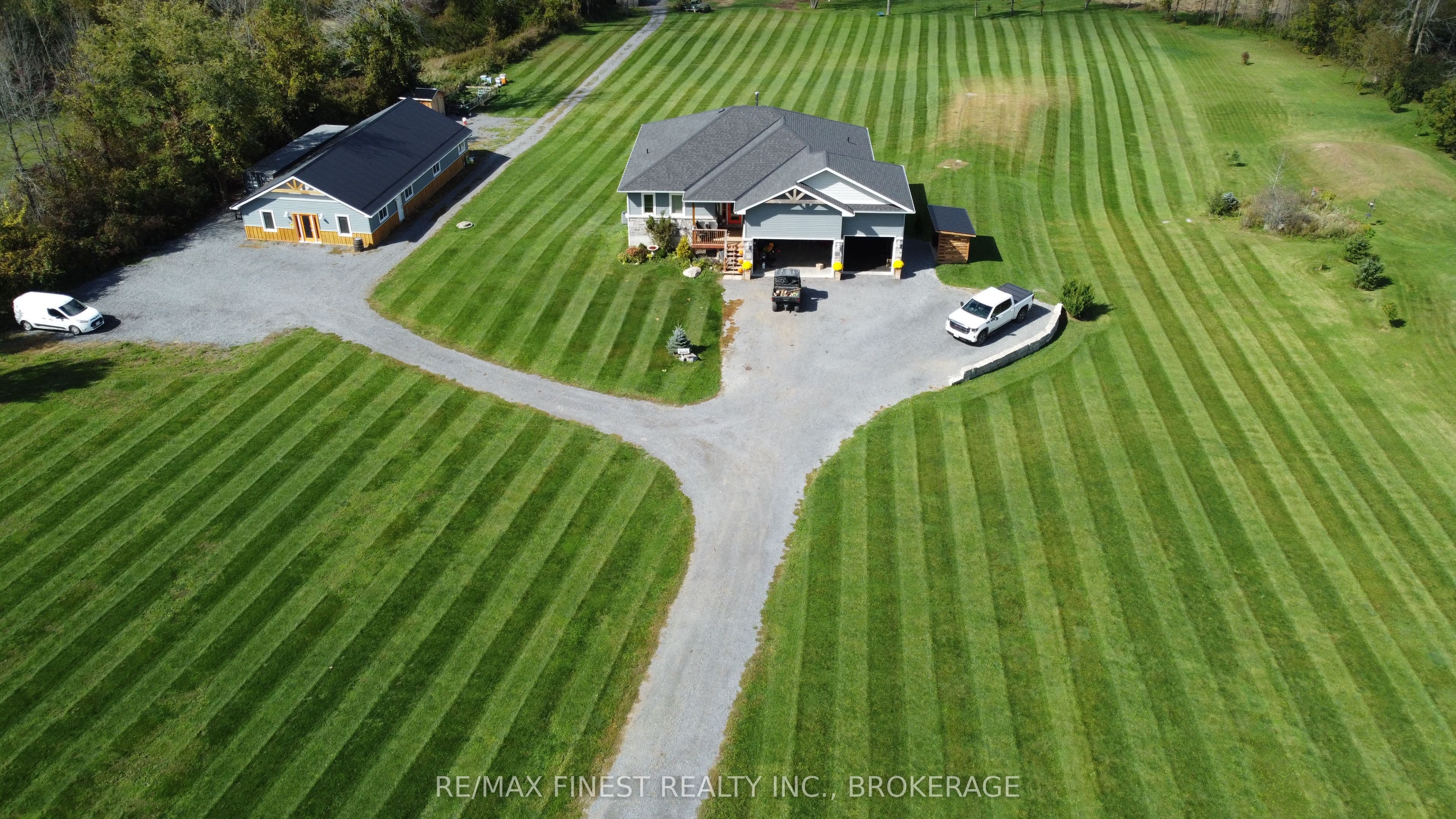 923 Maple Road photo 1