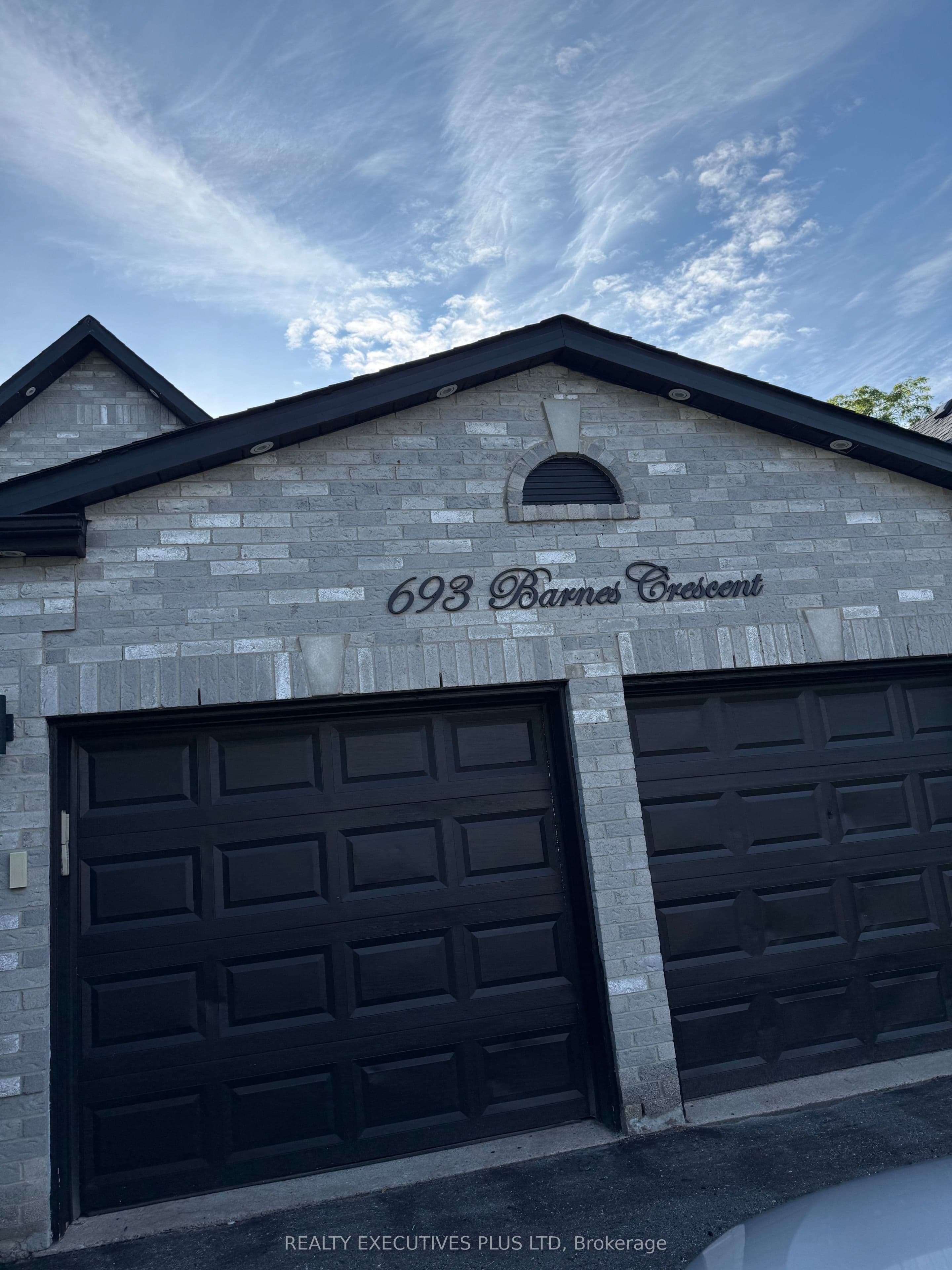 693 Barnes Crescent photo 1