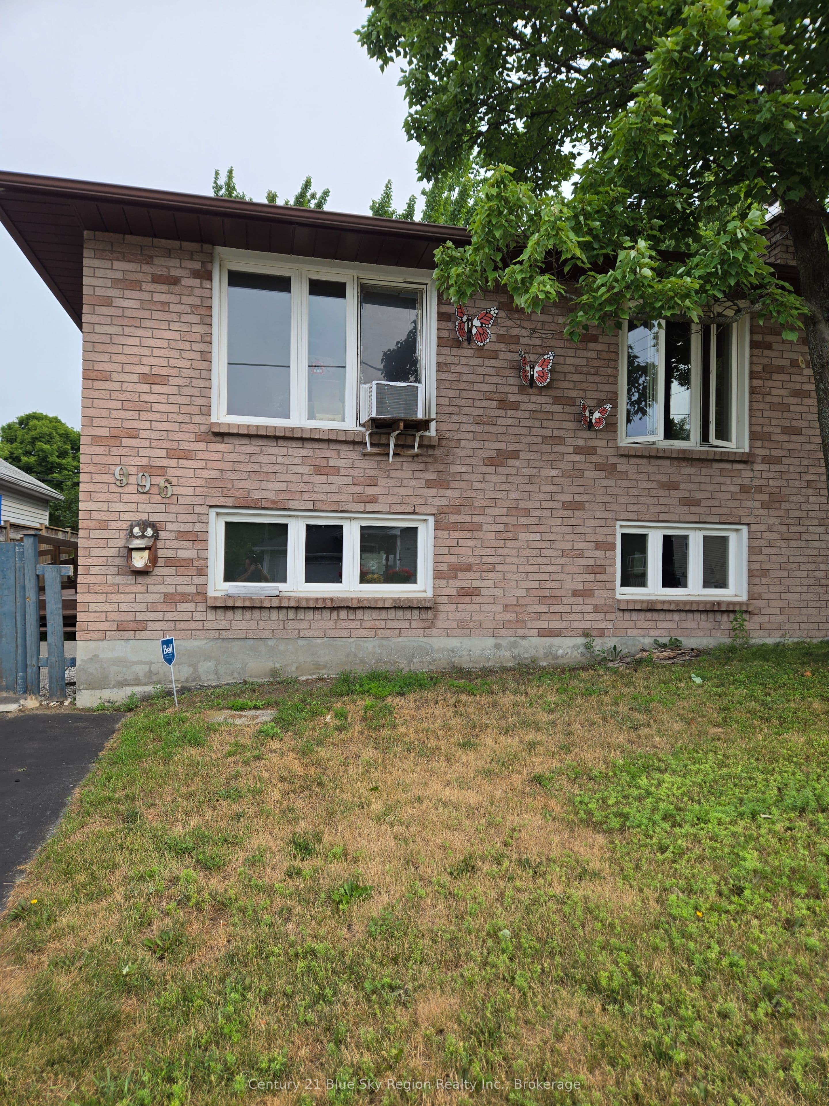 996 Metcalfe Street photo 1