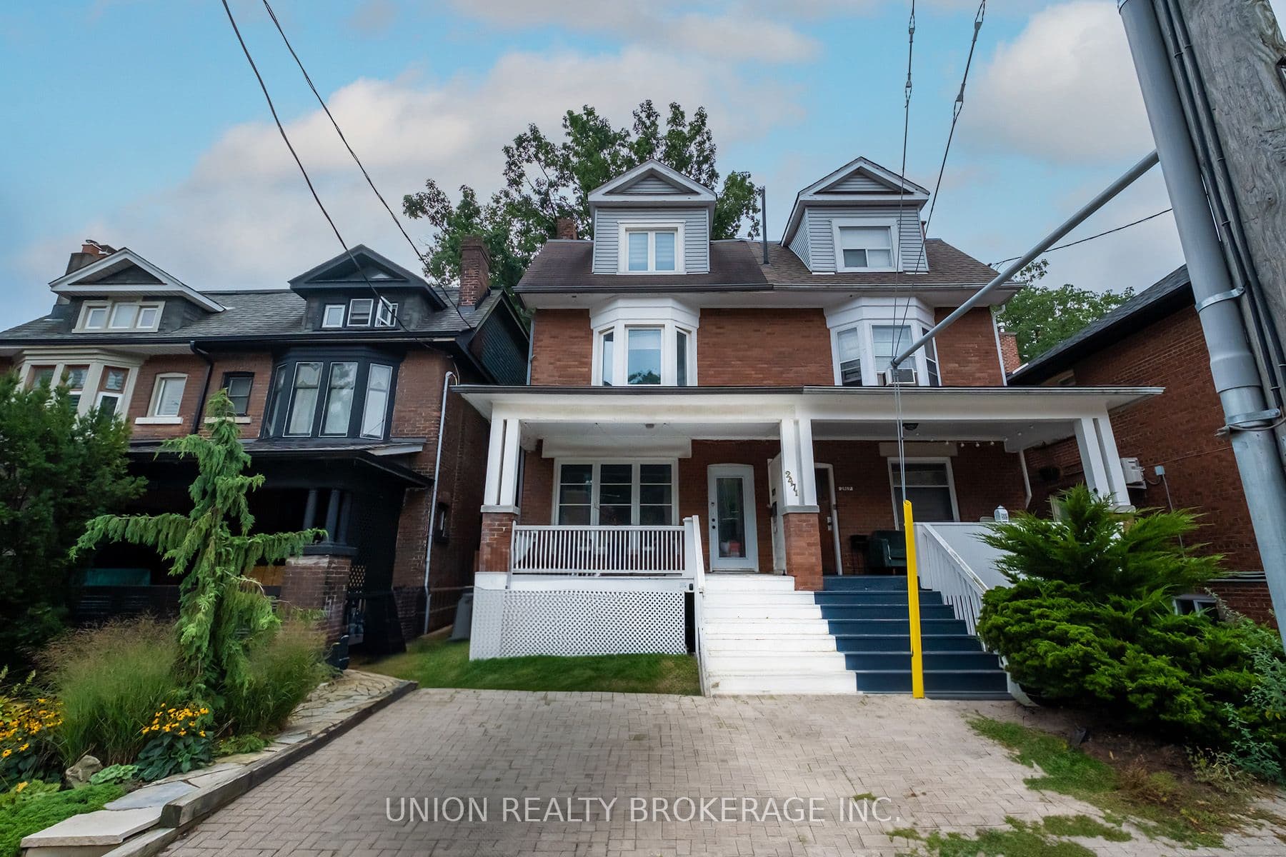 Unit Upper 2471 Queen Street photo 1