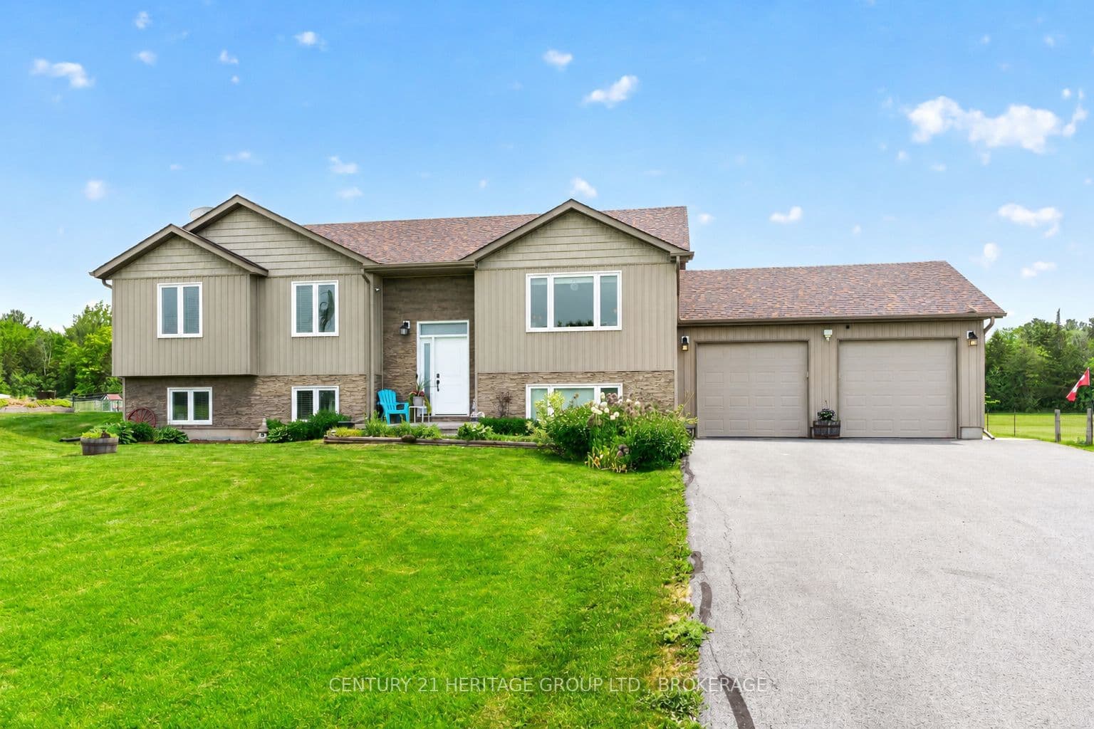 4786 North Shore Crescent photo 1