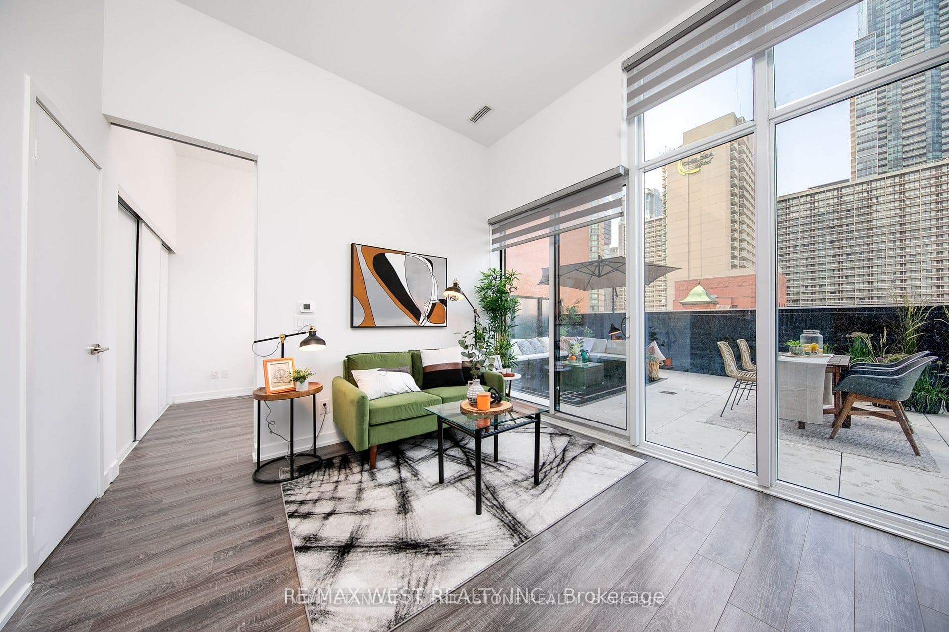 Unit 403 20 Edward Street photo 1