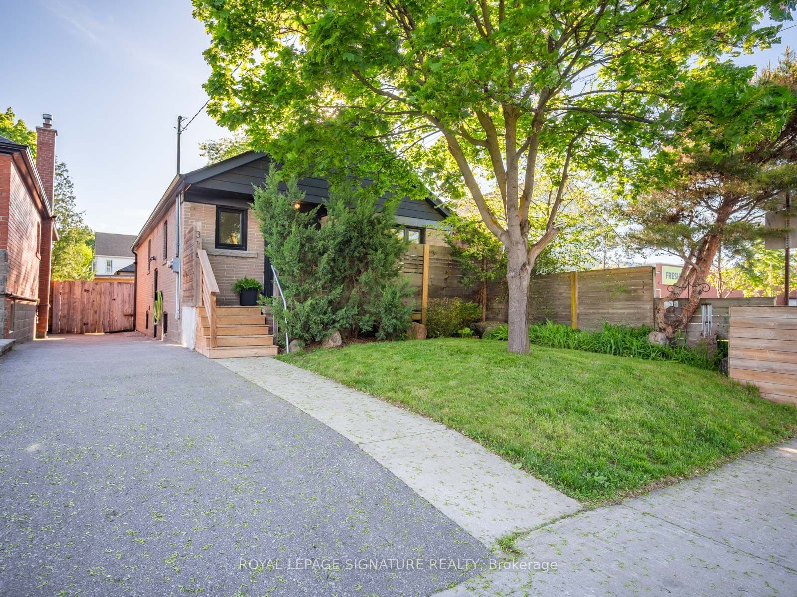 316 Blantyre Avenue photo 1