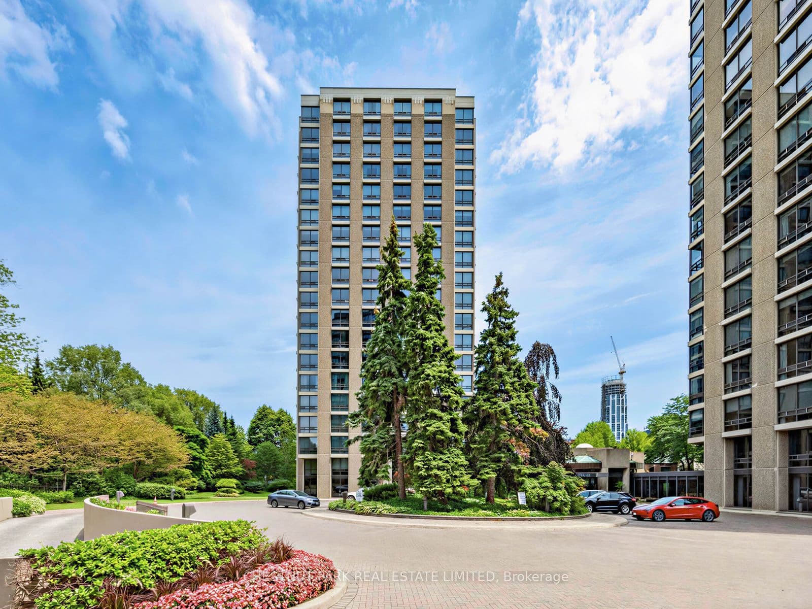 Unit 304 625 Avenue Road photo 1