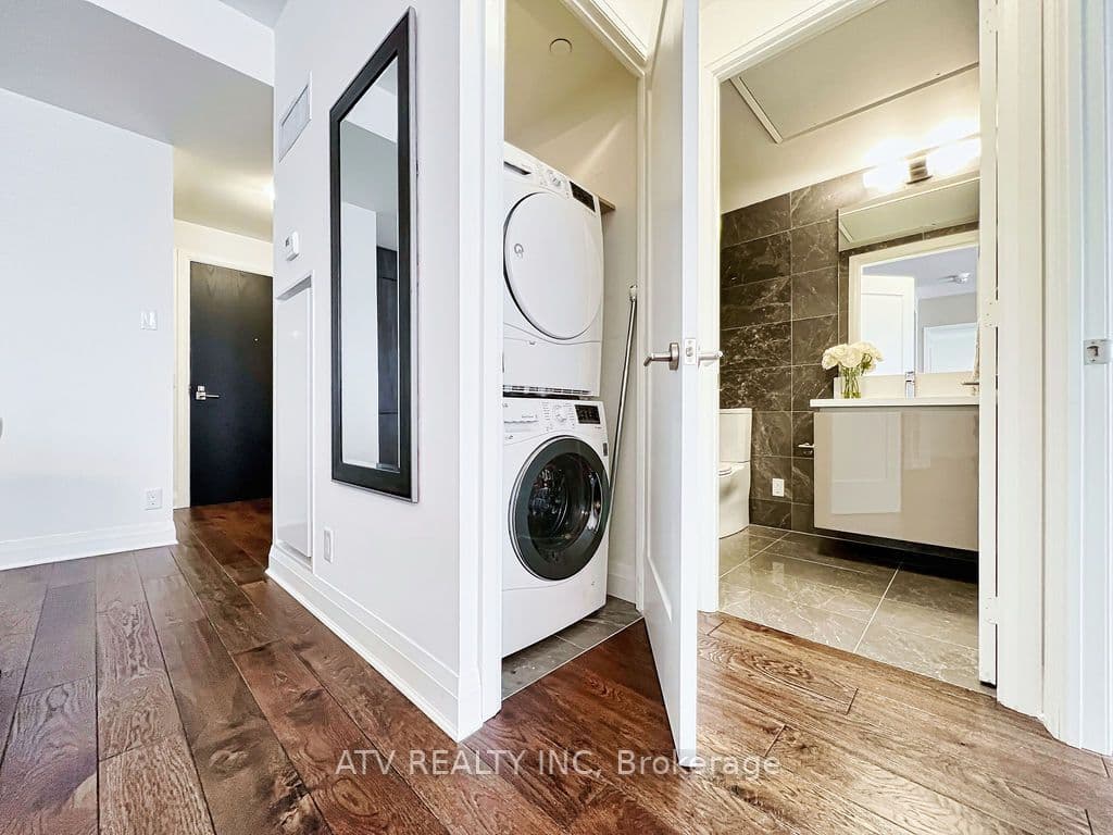 Unit 506 151 Avenue Road photo 1