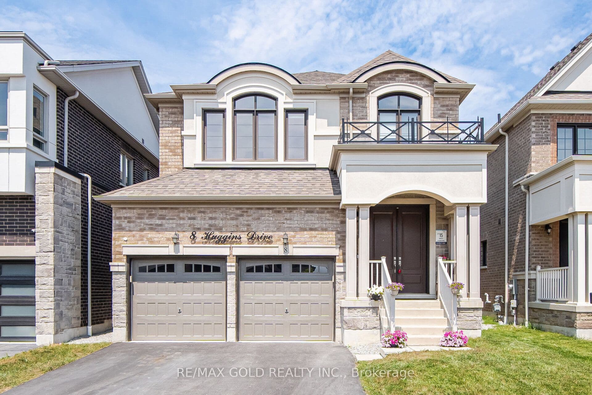 8 Huggins Drive photo 1