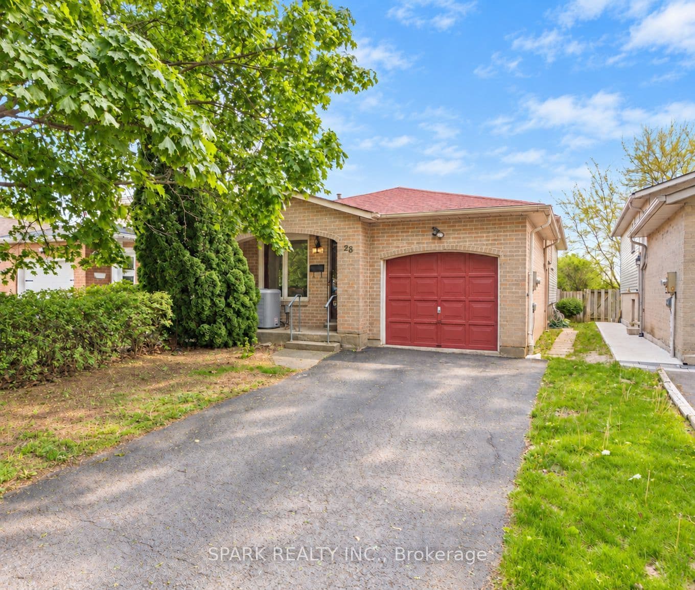 28 Lampman Crescent photo 1