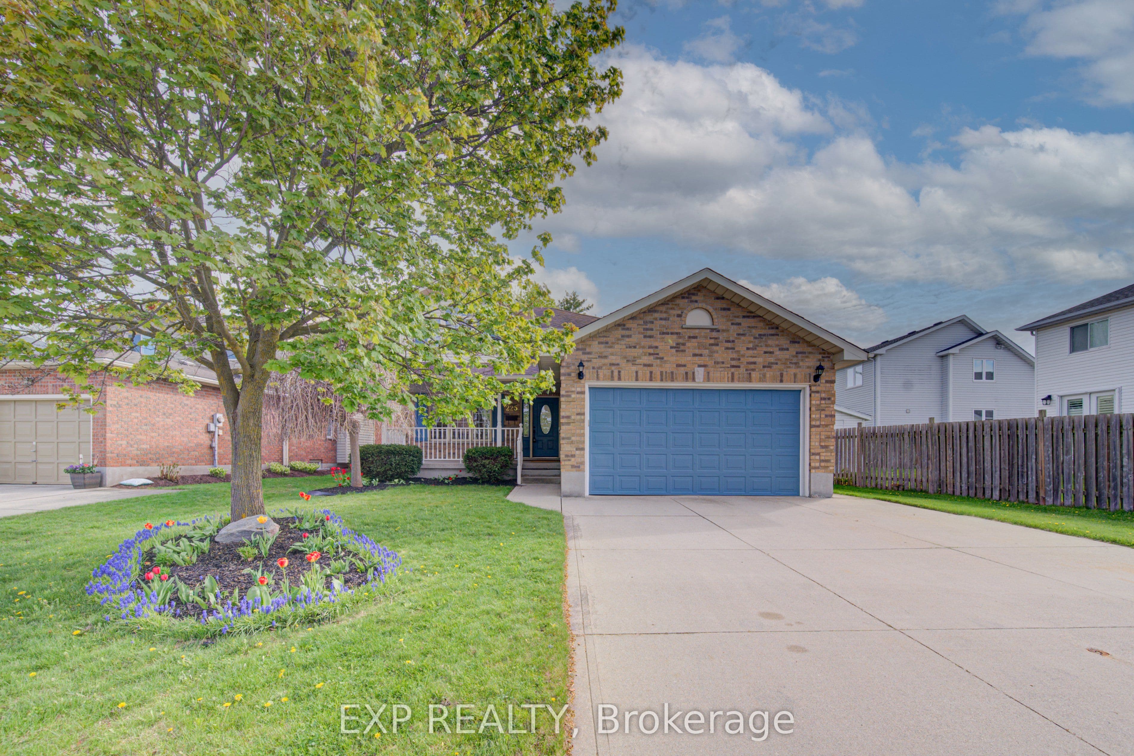 225 Dartmoor Crescent photo 1