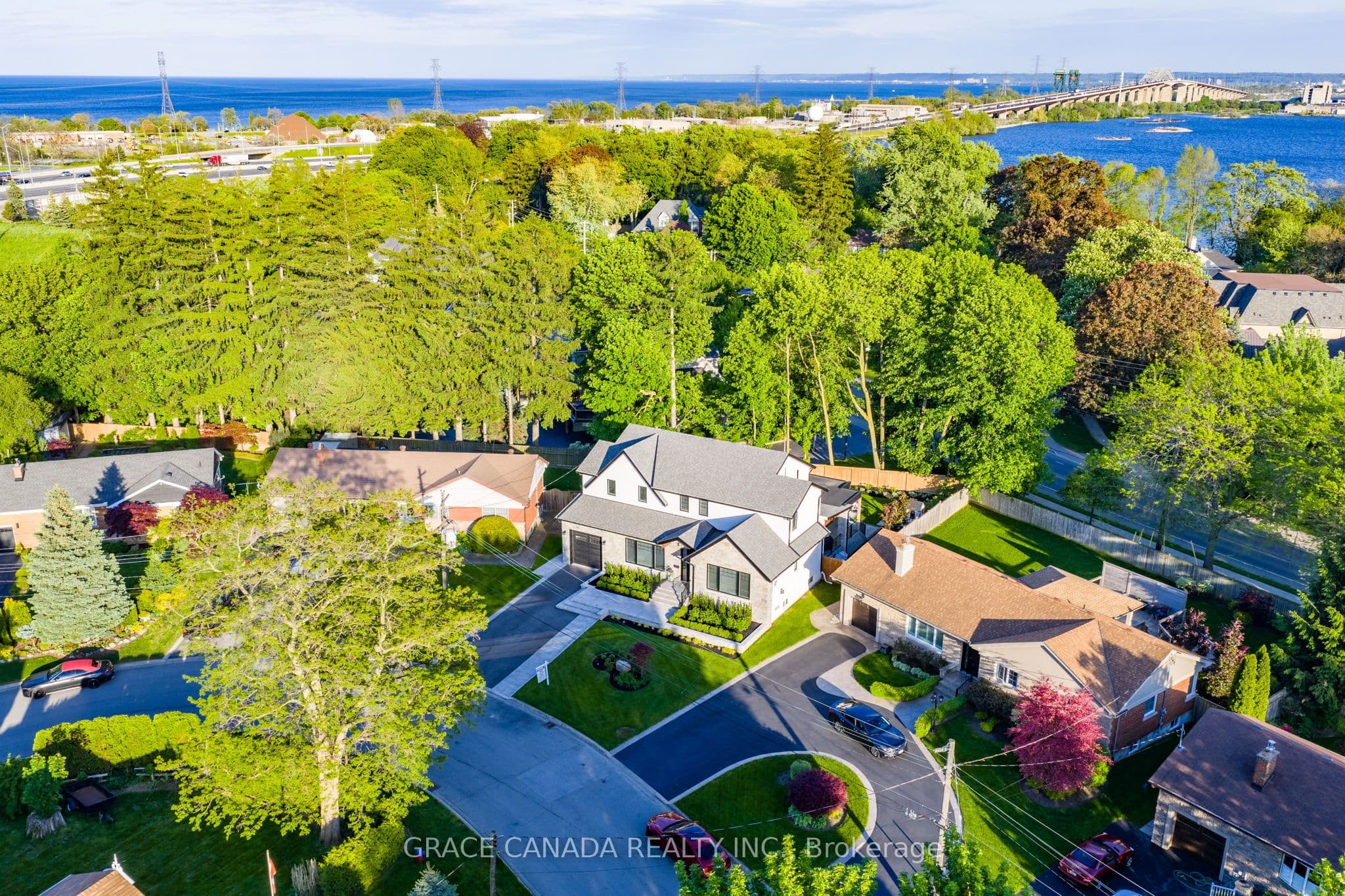 527 Oneida Drive photo 1