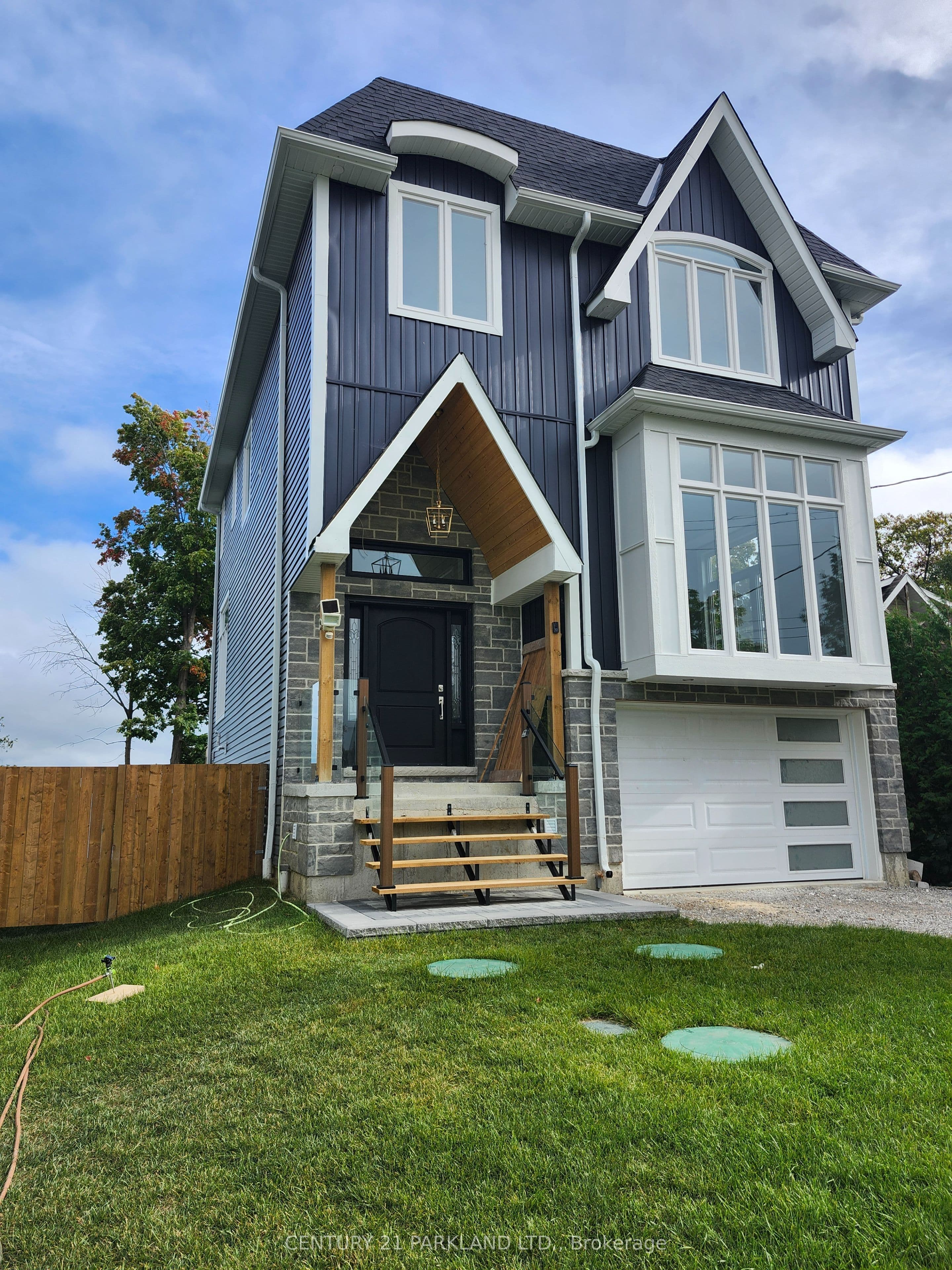15 Stanley Avenue photo 1