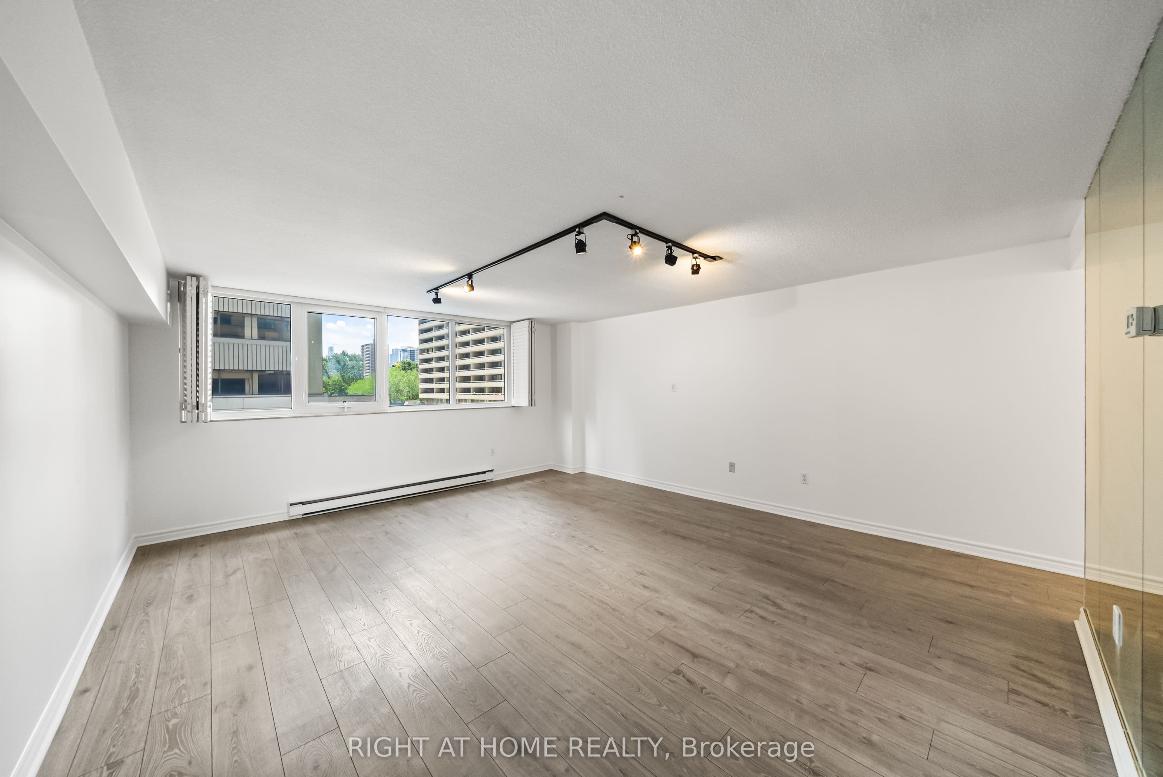 Unit 411 360 Bloor Street photo 1