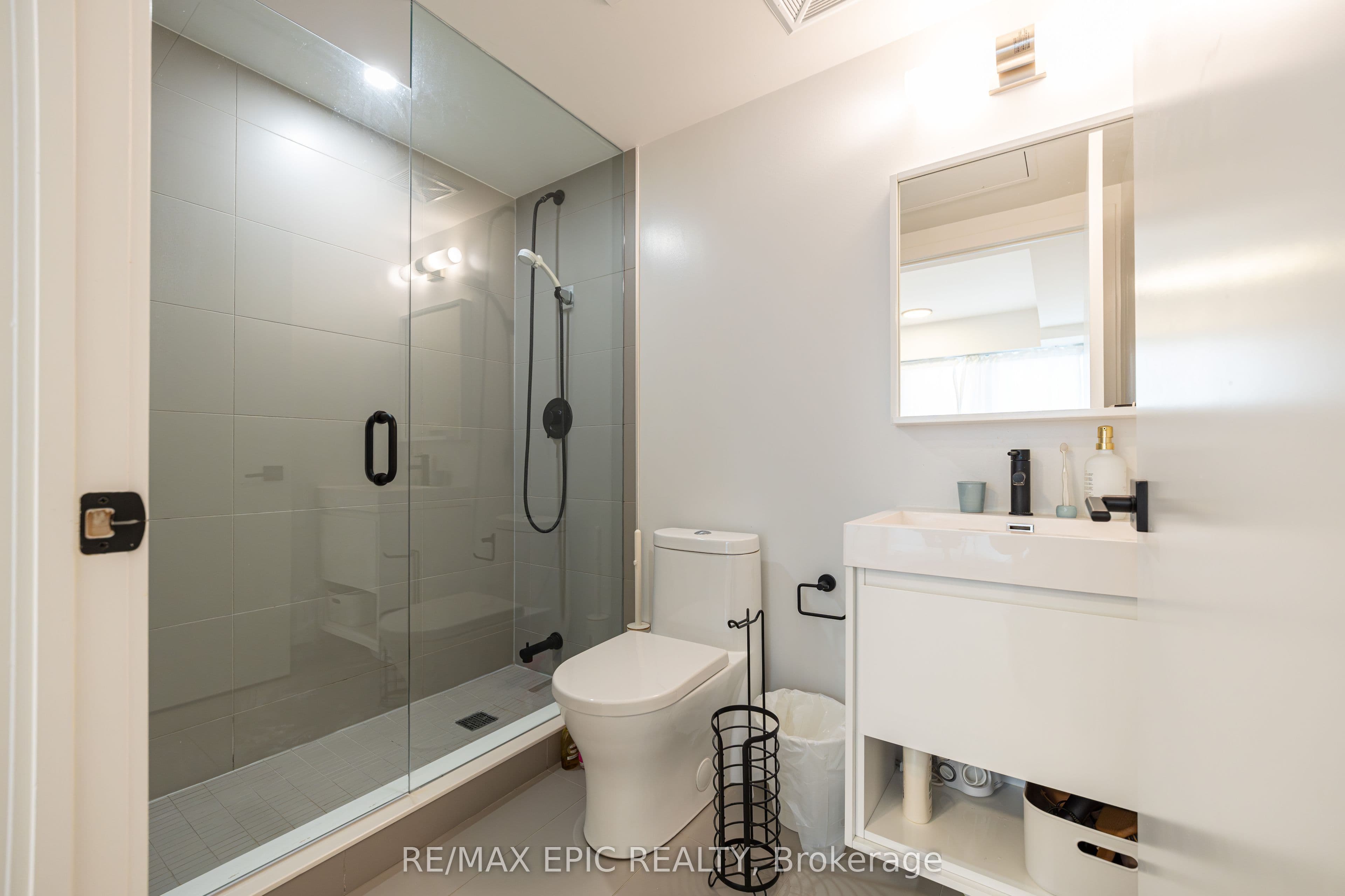 Unit 302 2 Augusta Avenue photo 1