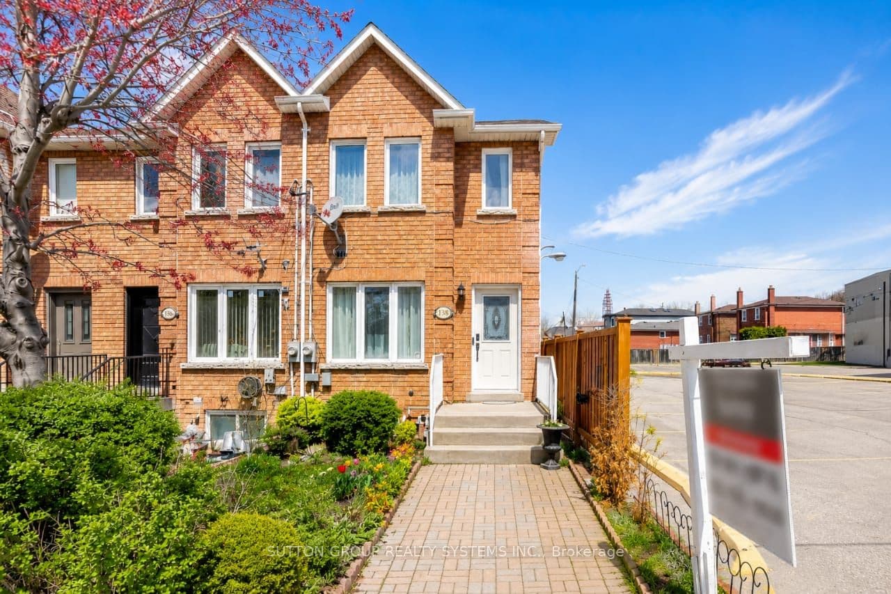 2138 Eglinton Avenue photo 1