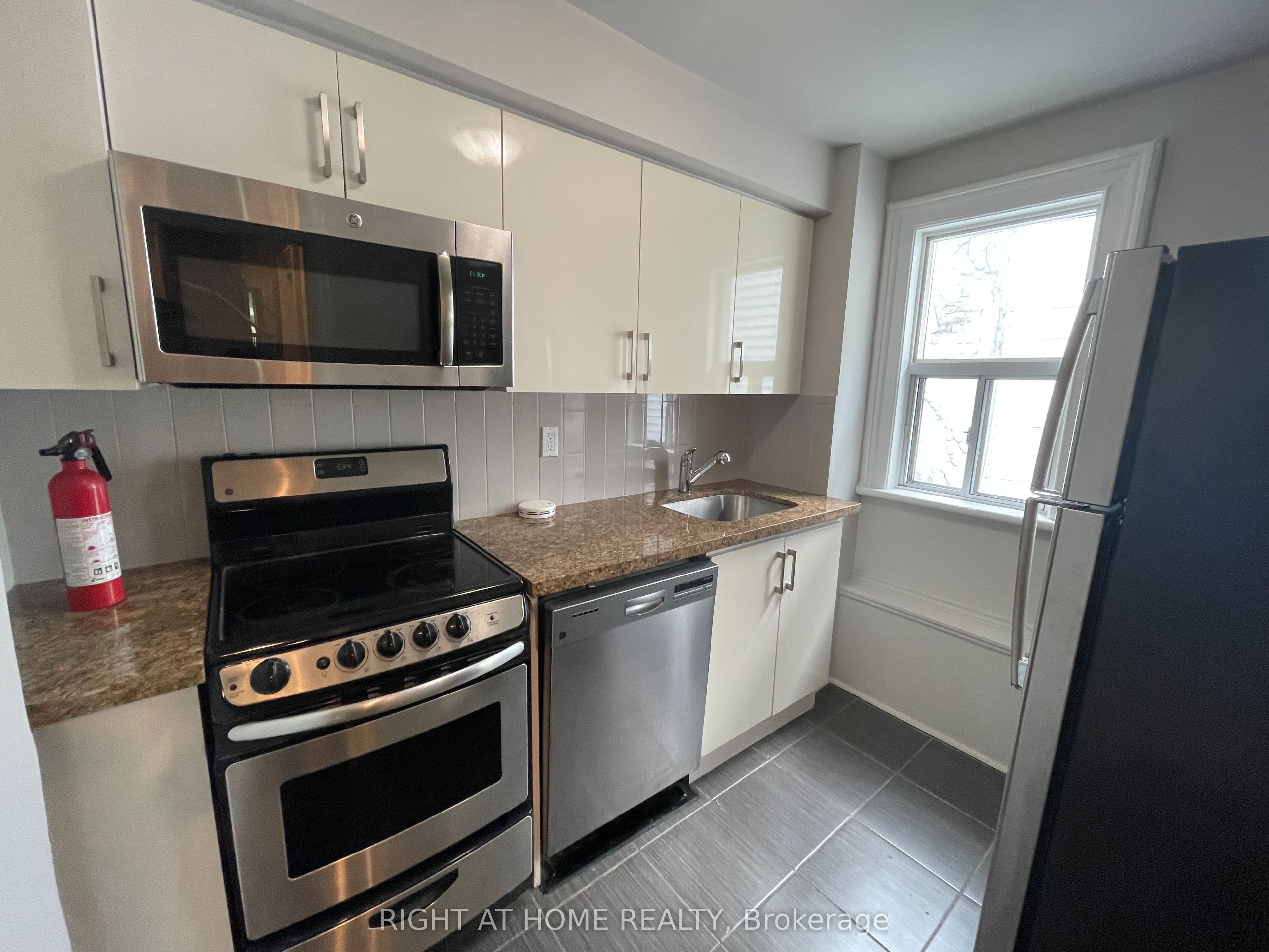 Unit 2 71 Cecil Street photo 1