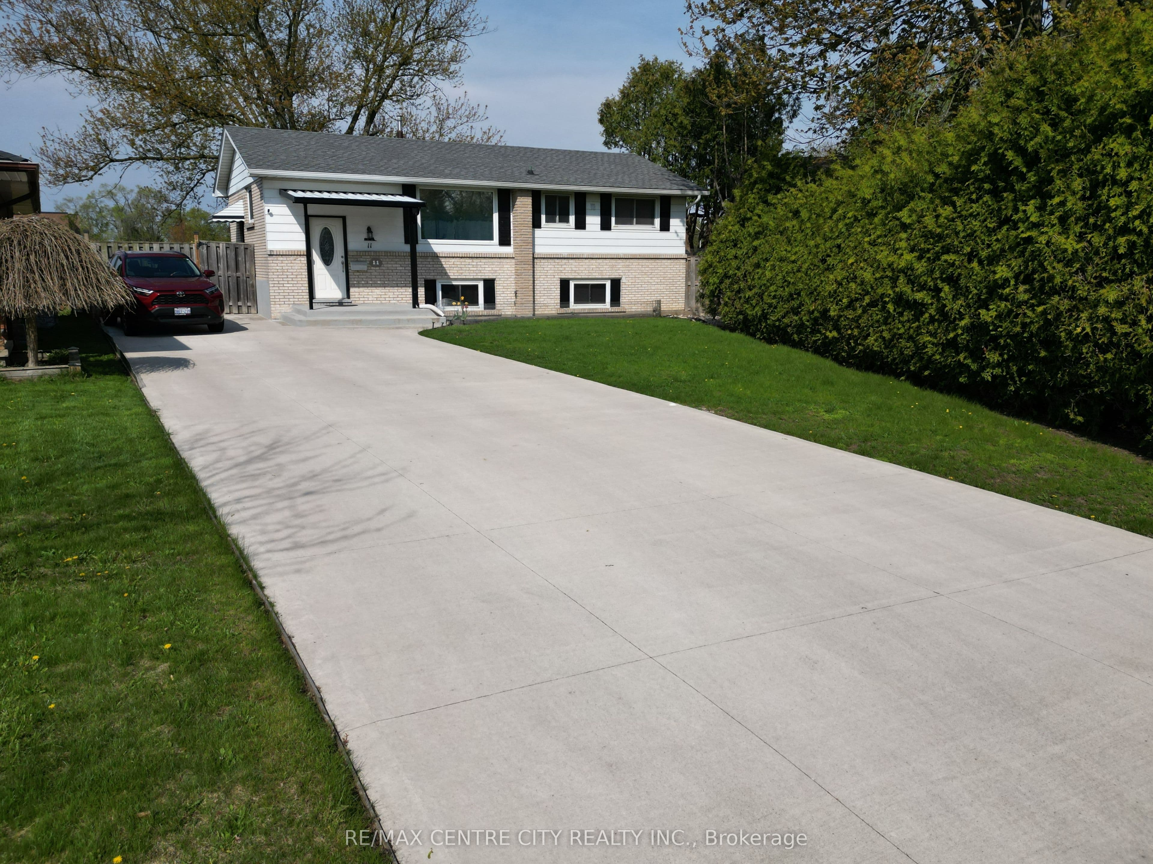 11 Kenwood Crescent photo 1