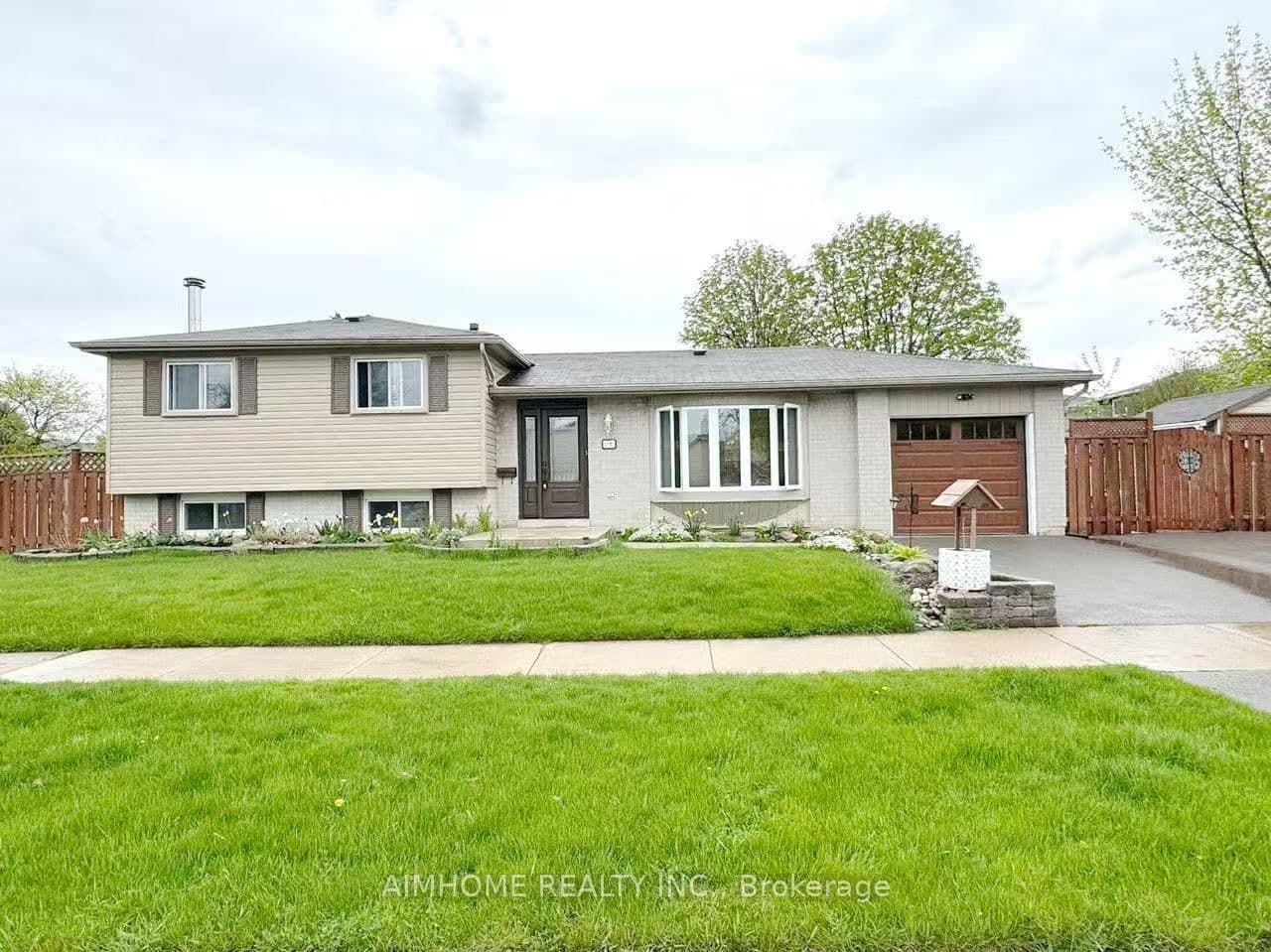 1597 Newlands Crescent photo 1
