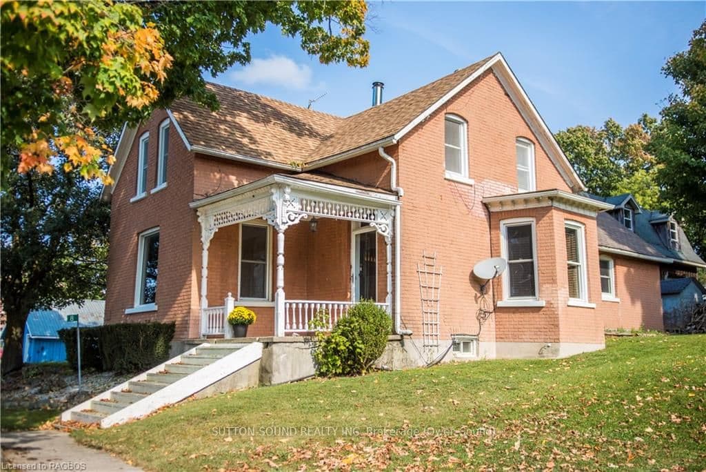 8 ELIZABETH Drive photo 1