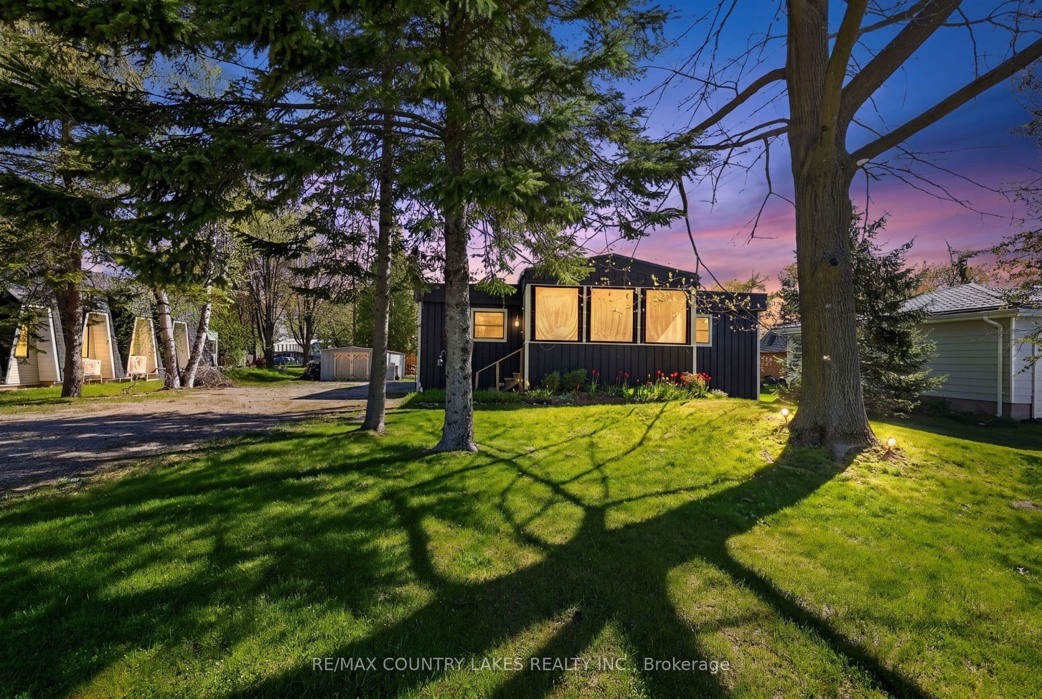 19 Poplar Crescent photo 1