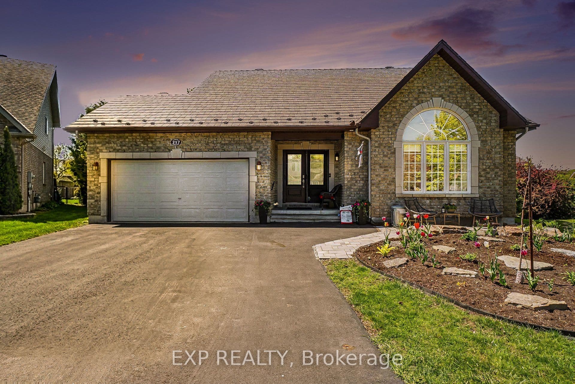 217 Jasper Crescent photo 1