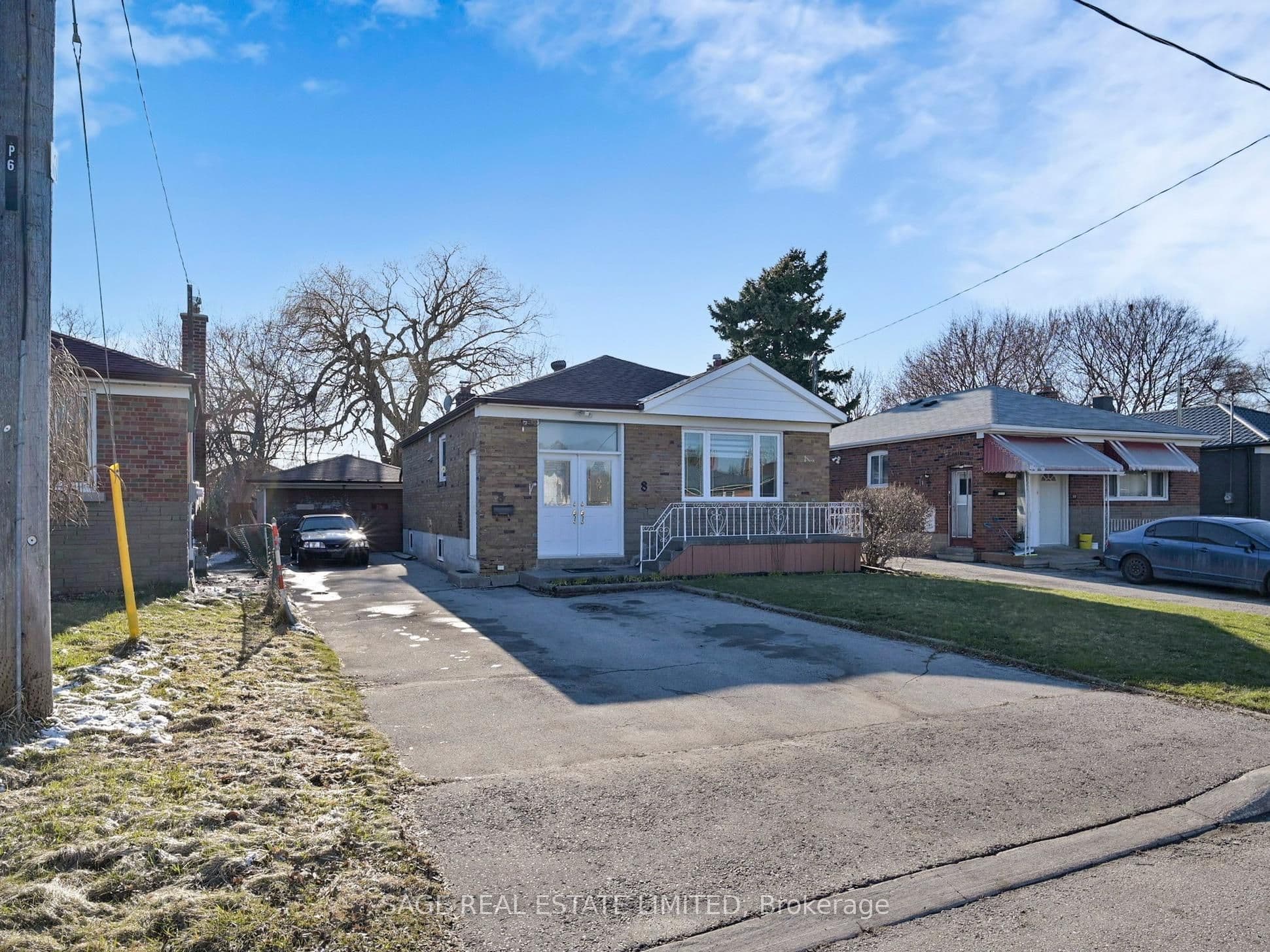 8 Lombardy Crescent photo 1